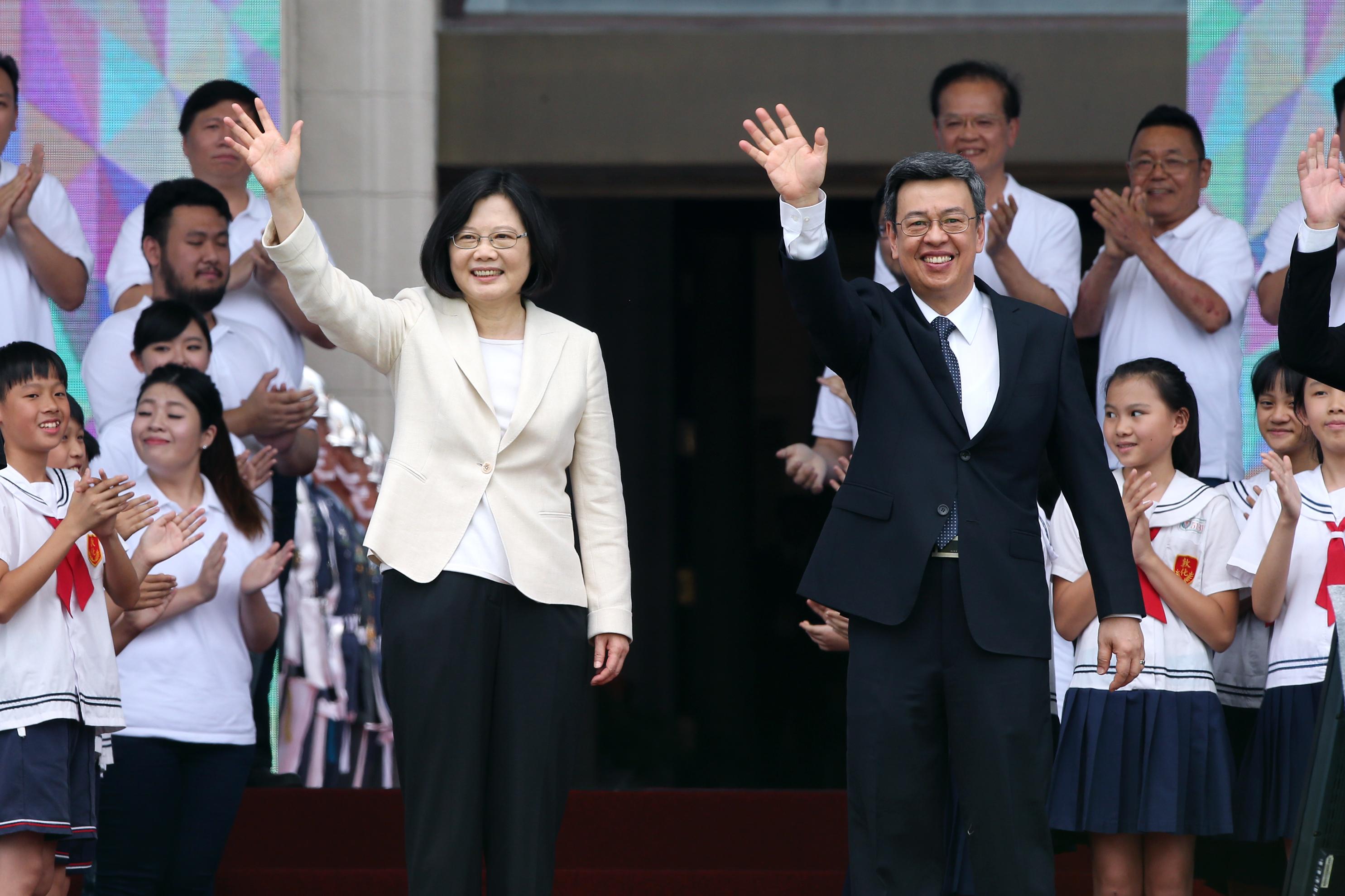 President Tsai Ing-wen (left) and Vice President Chen Chien-jen are all smiles at their inauguration ceremony May 20 in Taipei City. (Office of the President)
