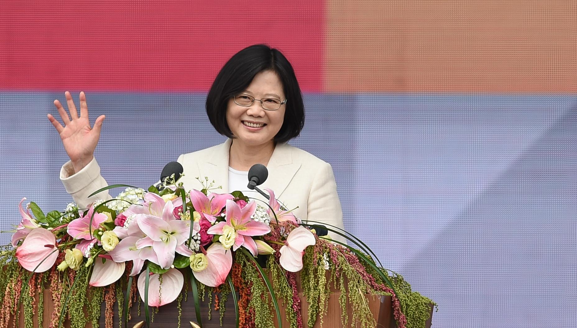 President Tsai Ing-wen waves to well-wishers following her inaugural address May 20 in Taipei City. (Taipei Photojournalists Association)