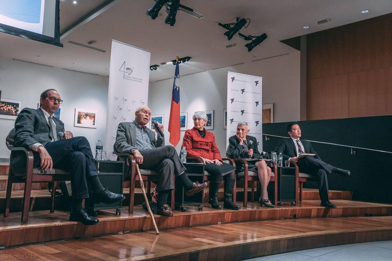 Co-hosted by TECO in New York, the Foreign Policy Research Institute and the Global Taiwan Institute. From left to right: Jacques deLisle, Jerome Cohen, Shelley Rigger, June Teufel Dreyer and Russell Hsiao. (Photo by Ken Quang)

