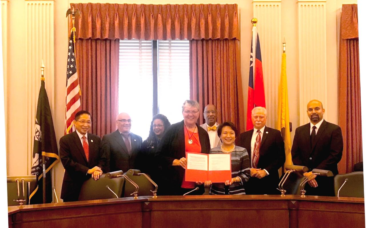 Ambassador Lily Hsu and Chief Administrator Sue Fulton, on behalf of Taiwan's Ministry of Transportation and Communications and the Motor Vehicle Commission of New Jersey, respectively, signed the driver's license reciprocity agreement on June 20, 2019.
