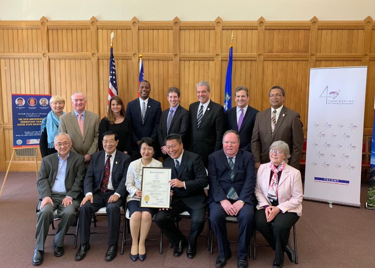 The Connecticut General Assembly unanimously adopted resolution H.J. No. 54 on June 3, which commemorates the 20th anniversary of the Connecticut-Taiwan sister-state relationship and supports a closer US-Taiwan economic and trade partnership. TECO in New York hosted a reception at the State Capitol to celebrate the occasion.

