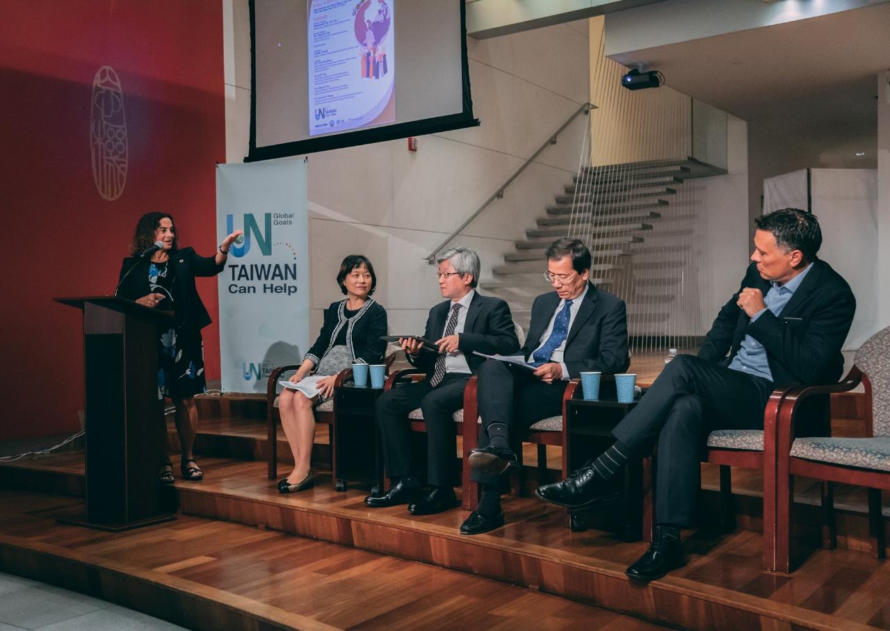 Co-hosted by TECO in New York, Taiwan's Environmental Protection Administration, Prometheus Institute, Industrial Technology Research Institute (ITRI), and Institute of Law for Science and Technology (ILST) at National Tsing Hua University. From left to right: Pamela Chasek, Professor from Manhattan College, Dr. Lin-Yi Tsai, Director General of EPA, Professor Chien-Te Fan from ILST, Deputy General Director Ren-Chain Wang of ITRI, and Professor Travis Bradford from Columbia University.