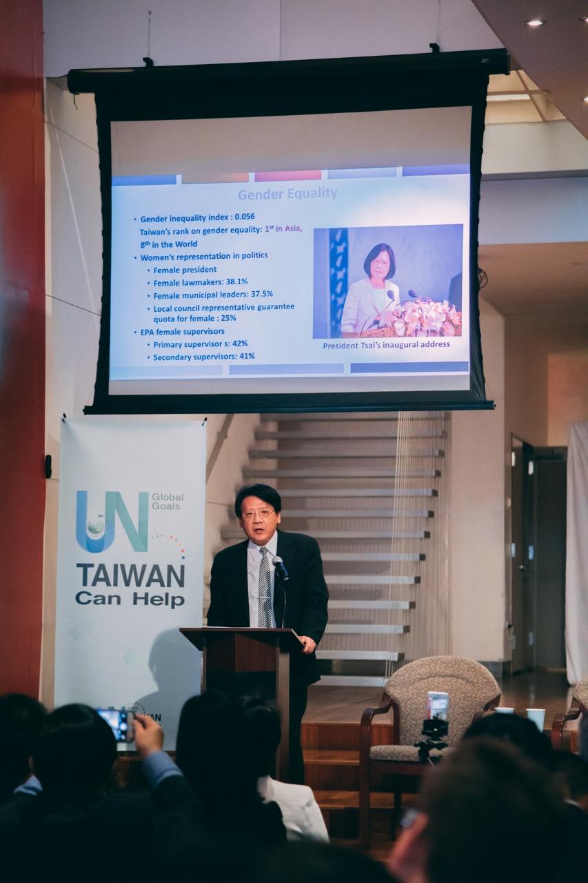 Mr. Hung-Teh Tsai, Deputy Minister of the Environmental Protection Administration, gives the keynote speech at the symposium. The event is co-hosted by TECO in New York, Taiwan's Environmental Protection , Prometheus Institute, Industrial Technology Research Institute (ITRI), and Institute of Law for Science and Technology (ILST) at National Tsing Hua University.