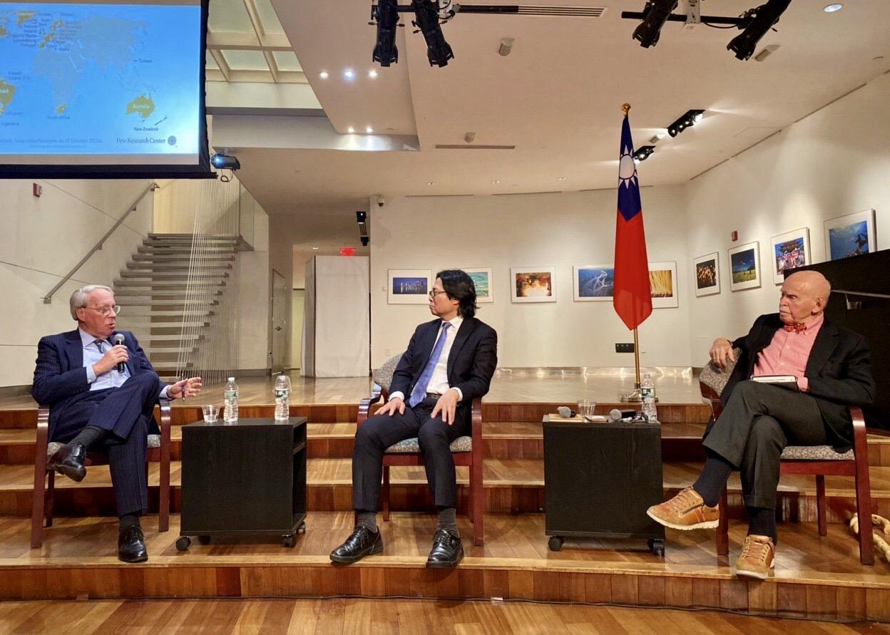 Co-hosted by TECO in New York and U.S.-Asia Law Institute (USALI) of NYU School of Law. Left to right: Ambassador Raymond F. Burghardt, president of the Pacific Century Institute and former AIT chairman, Professor Jiunn-rong Yeh of the National Taiwan University, and Professor Jerome A. Cohen of the New York University School of Law.