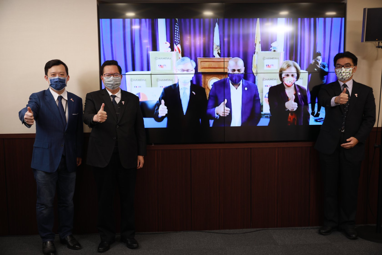 Mayor Cheng Wen-tsan of Taoyuan City held a virtual meeting with Mayor Ras Baraka on January 12 to exchange views on fighting the pandemic, economic recovery, and future collaboration. Ambassador James K. J. Lee took the occasion to donate masks to the City of Newark on behalf of the government of Taiwan and Taoyuan City.