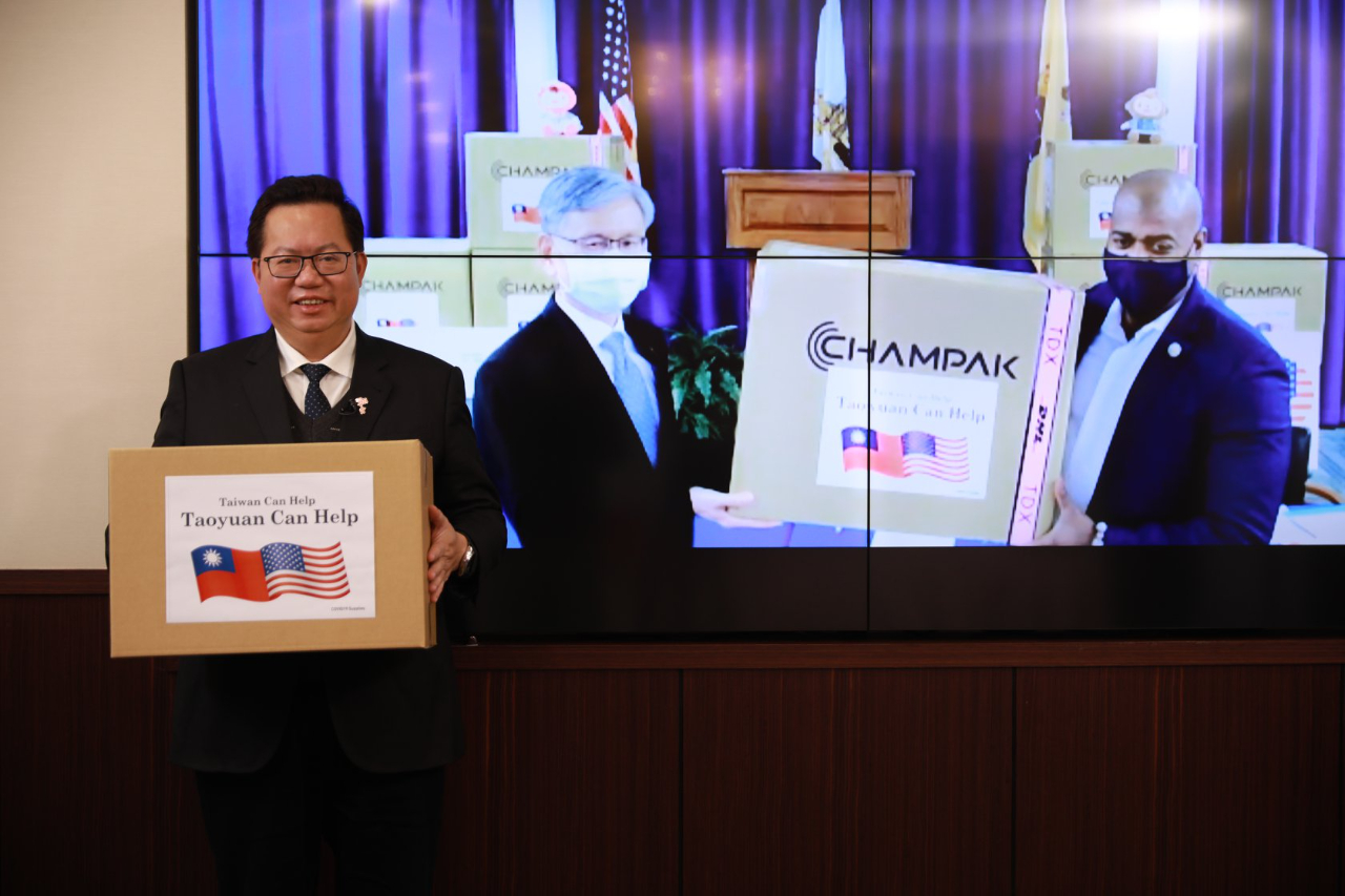 Mayor Cheng Wen-tsan of Taoyuan City held a virtual meeting with Mayor Ras Baraka on January 12 to exchange views on fighting the pandemic, economic recovery, and future collaboration. Ambassador James K. J. Lee took the occasion to donate masks to the City of Newark on behalf of the government of Taiwan and Taoyuan City.