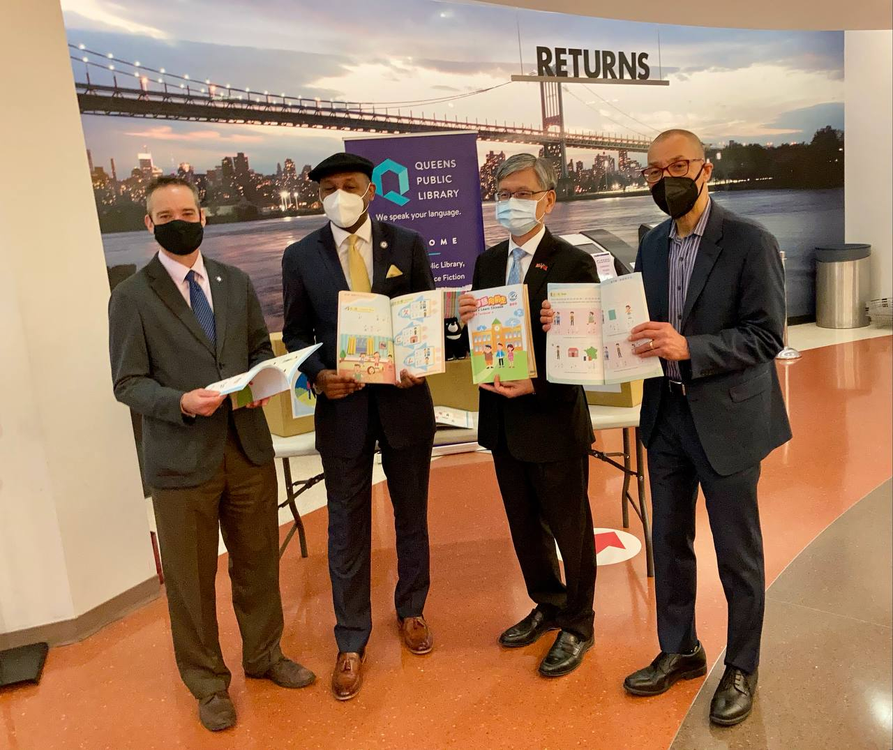 TECO in New York donated five sets of language learning materials, containing a total of 240 volumes, titled “Let’s Learn Chinese” to the Queens Public Library on March 24, 2021. (Right to left: Queens Public Library President and CEO Dennis M. Walcott, Ambassador James K. J. Lee, President Donovan Richards Jr., and QPL Chief Librarian Nick Buron)