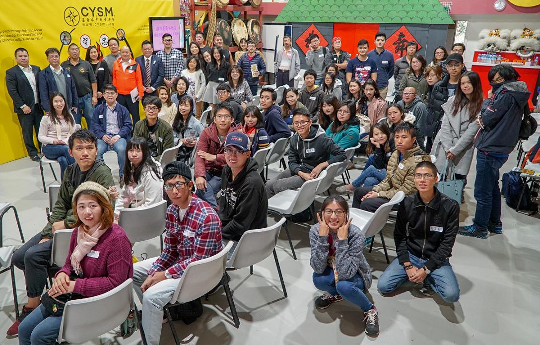 本處及澳洲墨爾本僑界關懷救助協會於本(107)年5月6日上午假墨爾本中華青年會舉辦「澳洲墨爾本地區關懷度假打工青年座談會」，本處陳處長瓊玉偕全體同仁、劉僑務委員國強、劉僑務諮詢委員文灼、關懷救助協會張吳會長雪娥、林副會長賢成、石執行長彥誠、廖僑務顧問健智、墨爾本臺灣商會蕭會長祖淵等僑團負責人，以及近60位來自臺灣之度假打工青年出席參與。