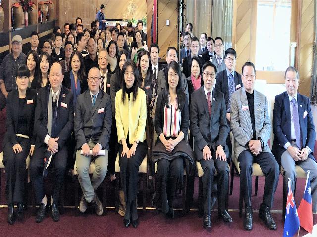 墨爾本臺灣商會於本(107)年6月17日上午舉辦第20屆會員大會，陳處長瓊玉偕同仁應邀出席。除會長蕭祖淵、創會會長戴榮良外，大洋洲臺灣商會聯合總會總會長李珮玲、僑務委員劉國強、陳隆銓、僑務諮詢委員吳天佐、僑務顧問廖健智、僑務促進委員姜為開、白馬市市議員劉昱婷、前萬年興市市長楊千慧、該會理監事及會員等出席與會。