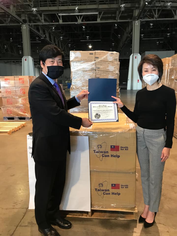 馬鍾麟處長代表台灣捐贈內華達州三萬個口罩，由內州州長夫人Kathy Sisolak親自代表接受。