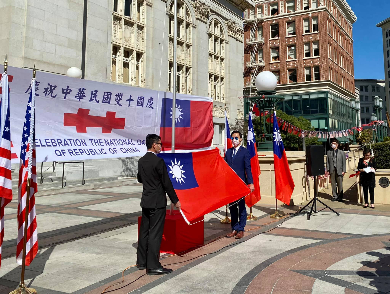 国旗　歓迎日軍 錦縣右屯衛萬國道徳分會 屋崙(Oakland)僑學各界10月8日舉行慶祝雙十國慶升旗典禮- 駐舊金山台北