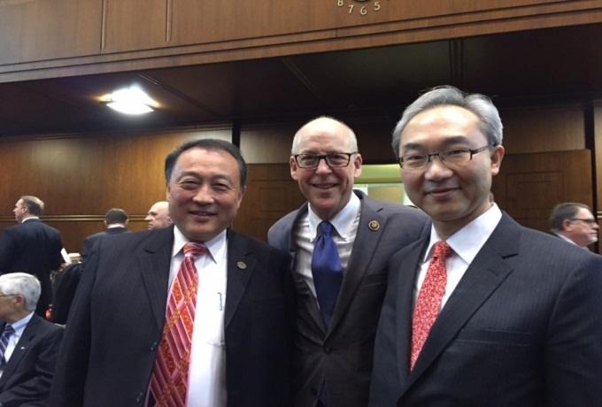 Director Genral Vincent Yao (right), US Congressman Greg Walden (center), and Mr. Solomon Yue, Jr., National Committeeman for Oregon, RNC (left)