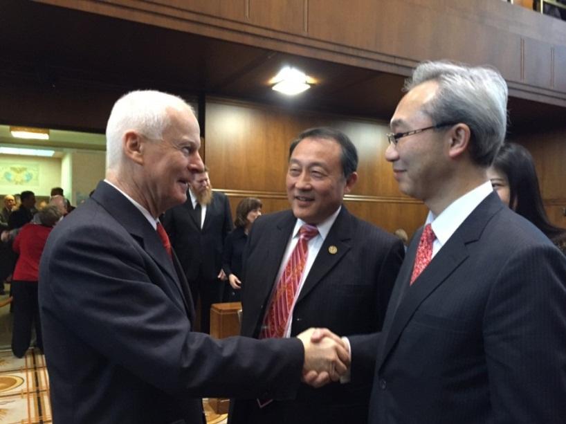 The Honorable Dennis Richardson, Secretary of State of Oregon shakes hands with Director General Vincent Yao 【Director General Vincent Yao (right), Mr. Solomon Yue, Jr, National Committeeman for Oregon, RNC (center), The Honorable Dennis Richardson, Secretary of State of Oregon(left)】