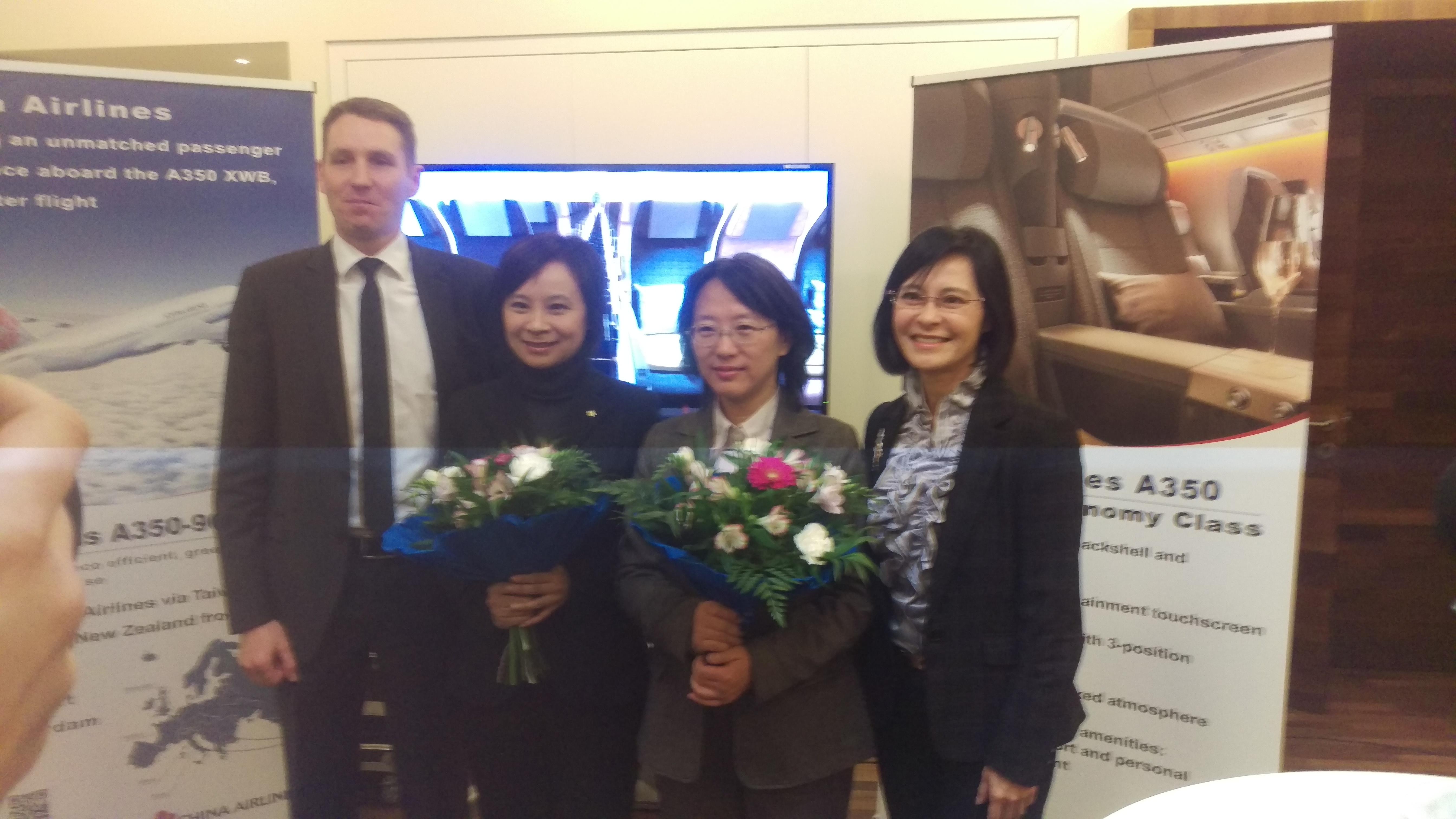 維也納機場首席副總裁Nikolaus Gretzmacher(左一)出席活動。