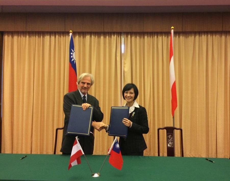 駐奧地利臺北經濟文化代表處史亞平大使與奧地利臺北辦事處毛艾彬代表（Albin Mauritz)於本(106)年10月24日在臺北簽署「臺奧青年度假打工簽證延長為1年之聲明」，並即刻生效，讓臺奧兩國青年有機會更深入瞭解彼此之社會文化，亦充分顯示兩國青年交流之具體成果，並有助雙方人民在各領域之合作與互動。