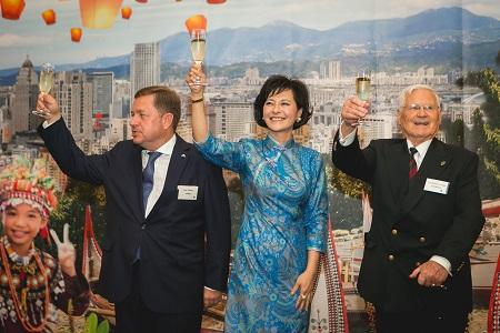 駐奧地利代表處於106年10月9日在維也納洲際大飯店舉辦慶祝中華民國106年國慶酒會，蒞臨的貴賓包括奧地利國會友台小組成員、駐奧國使節團團長Zurbriggen大使等各國外交使節、當地政要、學者專家、媒體記者及旅奧僑領等超過300多人共同歡慶。