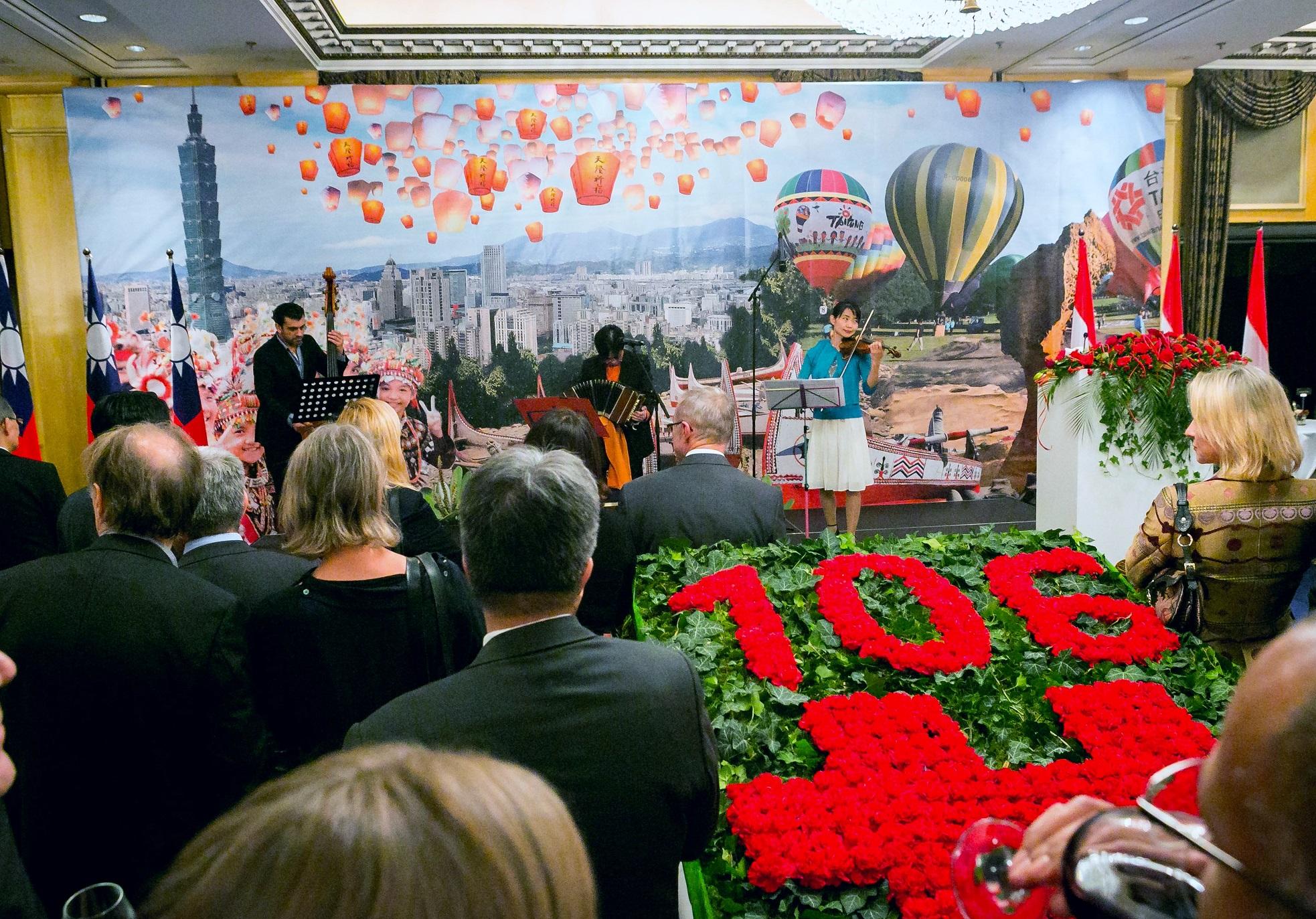 國慶酒會現場安排演奏輕快活潑曲風的臺灣歌謠，並播放具臺灣特色的組曲做為背景音樂