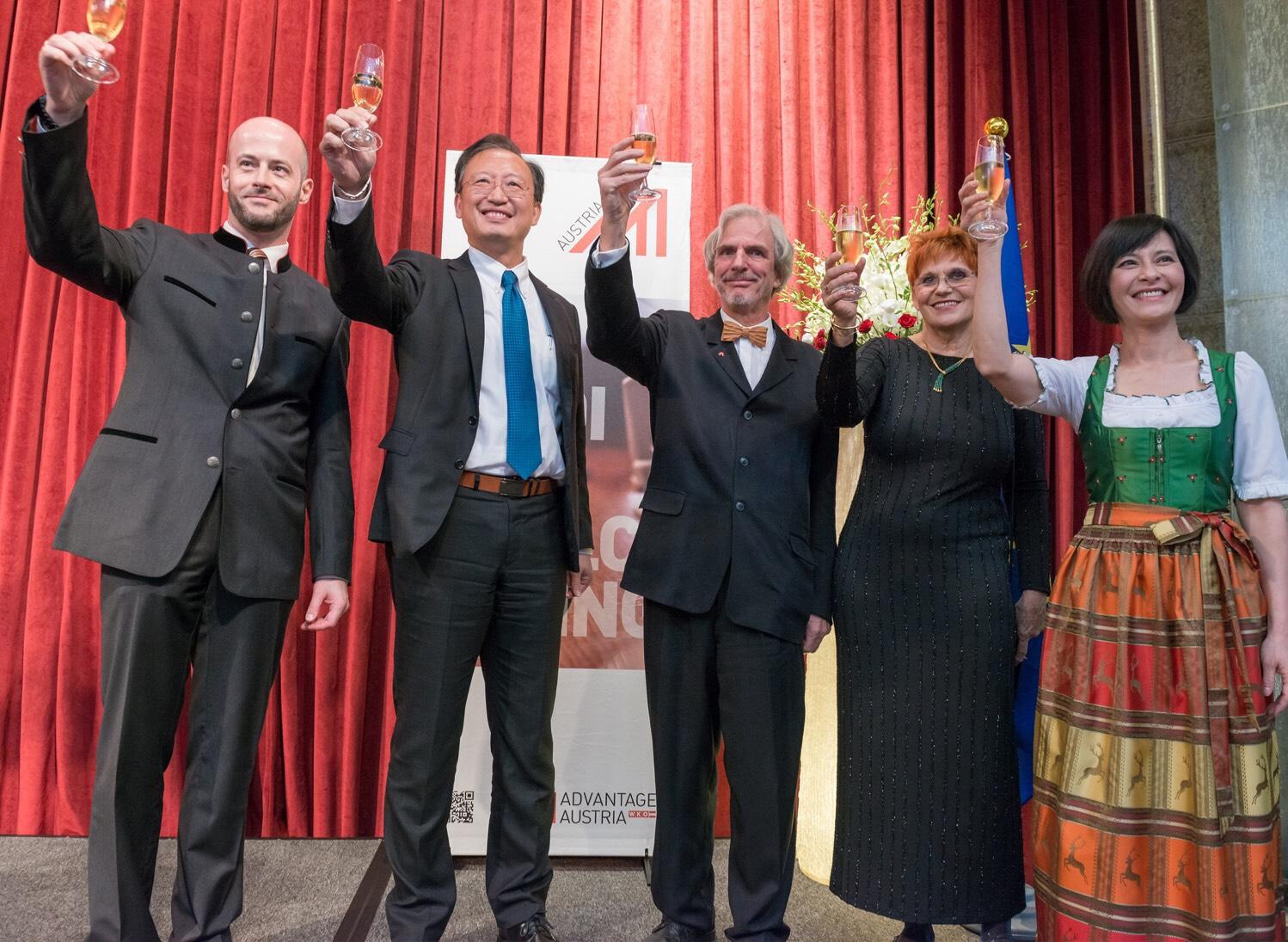 奧地利台北辦事處於本年10月24日在台北舉辦2017年慶祝奧地利國慶酒會,外交部吳政務次長志中及駐奧地利史代表亞平應邀參加.
圖中及右二為奧地利台北辦事處代表毛艾彬 (Mag. Albin Mauritz)夫婦,左一為奧地利商務代表辦事處代表傅詩元
左二為外交部吳政務次長志中,右一為駐奧地利史代表亞平