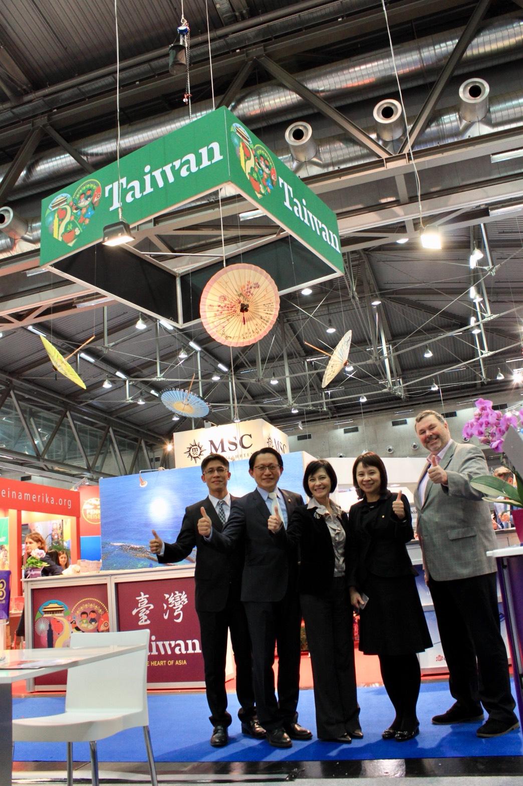 本處史大使亞平與中華航空維也納分公司陳總經理麗蘭及長榮航空奧地利分公司何總主任秉修等人在展館共同行銷臺灣觀光