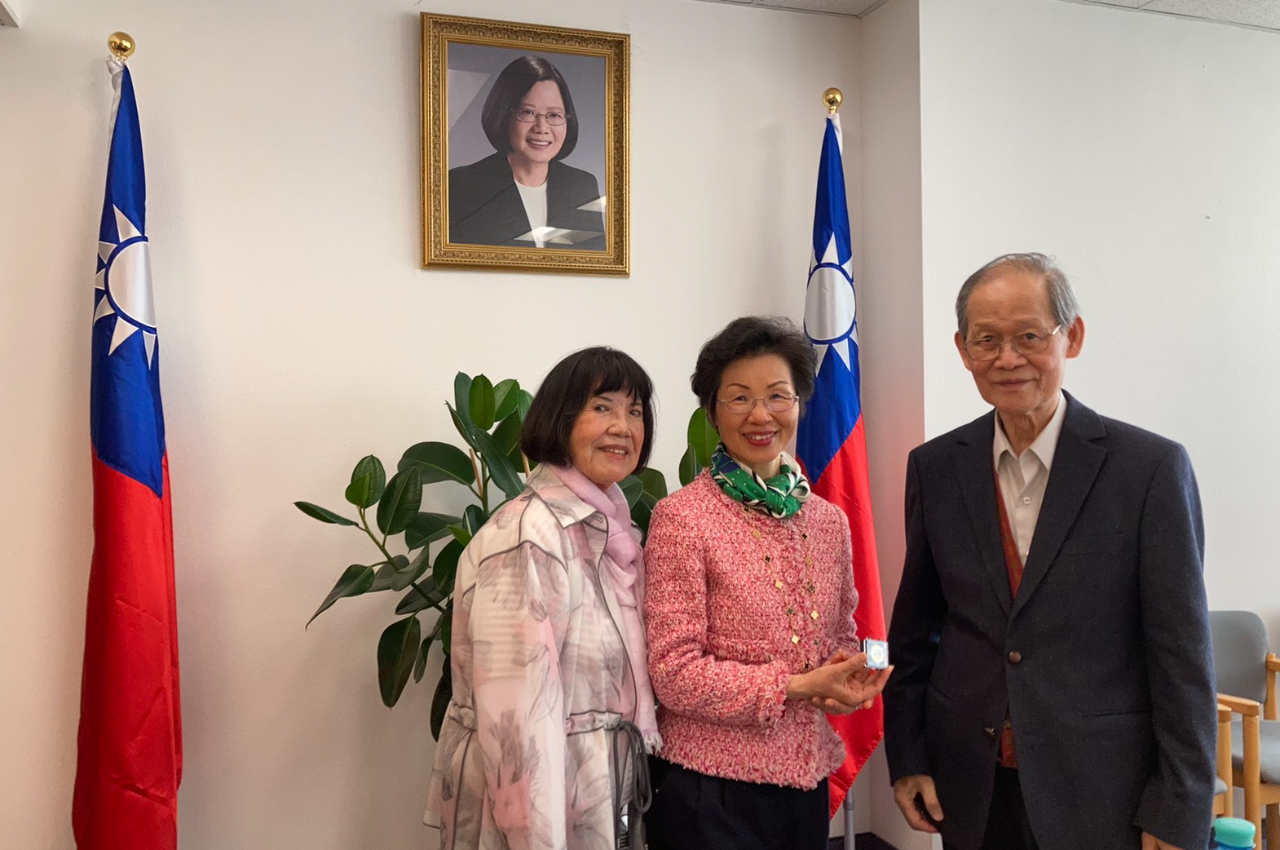 本處張大使邀請僑務諮詢委員程宗熙夫婦來處，就推動僑務工作、兩岸關係、台奧關係及國際關係現況等交換意見，張大使也特別代表僑務委員會頒贈程委員僑務榮譽職人員徽章乙枚。

謝謝程委員多年來為僑界以及台灣的貢獻！