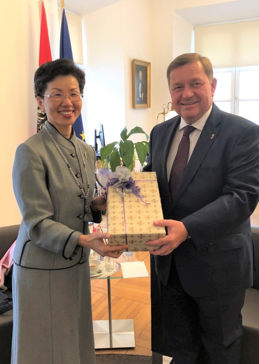 Werner Amon, Volksanwalt und Generalsekretär des Internationalen Ombudsman Institutes (IOI), auch Vorsitzender der Österreich-Taiwan-Gesellschaft, heißt Katharine Chang, die neue Repräsentantin Taiwans, in Wien herzlich willkommen. Er hat sich bei der Begrüßung nochmals für Taiwans großzügige Masken-Spende an die Steiermark bedankt: “Taiwan ist kein Schönwetterfreund, sondern ein wahrer Freund in unserer Not.”