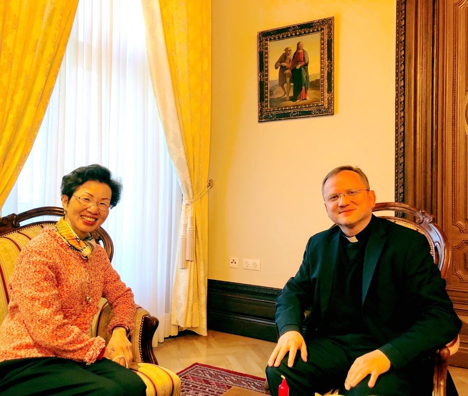 Unsere Missionschefin Katharine Chang hat Janusz Urbańczyk, Botschafter des Heiligen Stuhls, getroffen