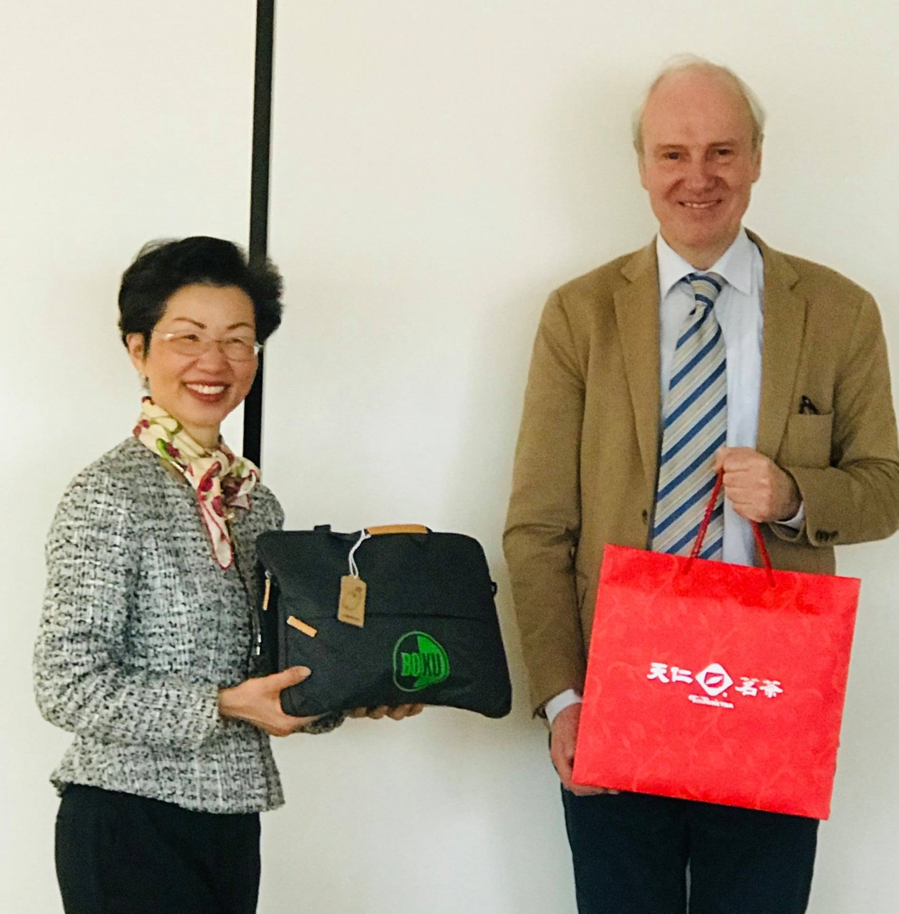 Am 15. Jänner 2021 traf Missionschefin Chang Rektor Hubert Hasenauer sowie die Leiterin des Büros für internationale Beziehungen, Frau Dr. Margarita Calderón-Peter, an der BOKU - Universität für Bodenkultur Wien. Rektor Hasenauer hat im Oktober 2019 Taiwan besucht. Dabei hat ihn vor allem der Betrieb "Yes Health ifarm" sehr beeindruckt. Missionschefin Chang hat diesen landwirtschaftlichen Betrieb auch schon besucht und hinzugefügt, dass Taiwans landwirtschaftliche Verbesserungen in den letzten Jahren mithilfe der Technologie erfolgt sind. Sie freut sich darauf, dass die BOKU in Zukunft in vielen Bereichen mit Taiwan kooperiert.