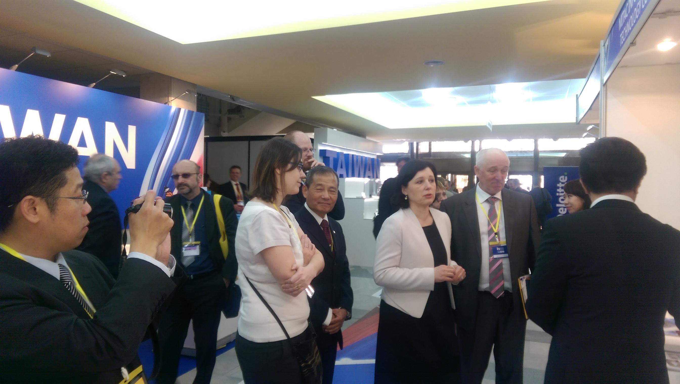 陸大使偕歐盟執委會執委Věra Jourová至臺灣形象館參觀