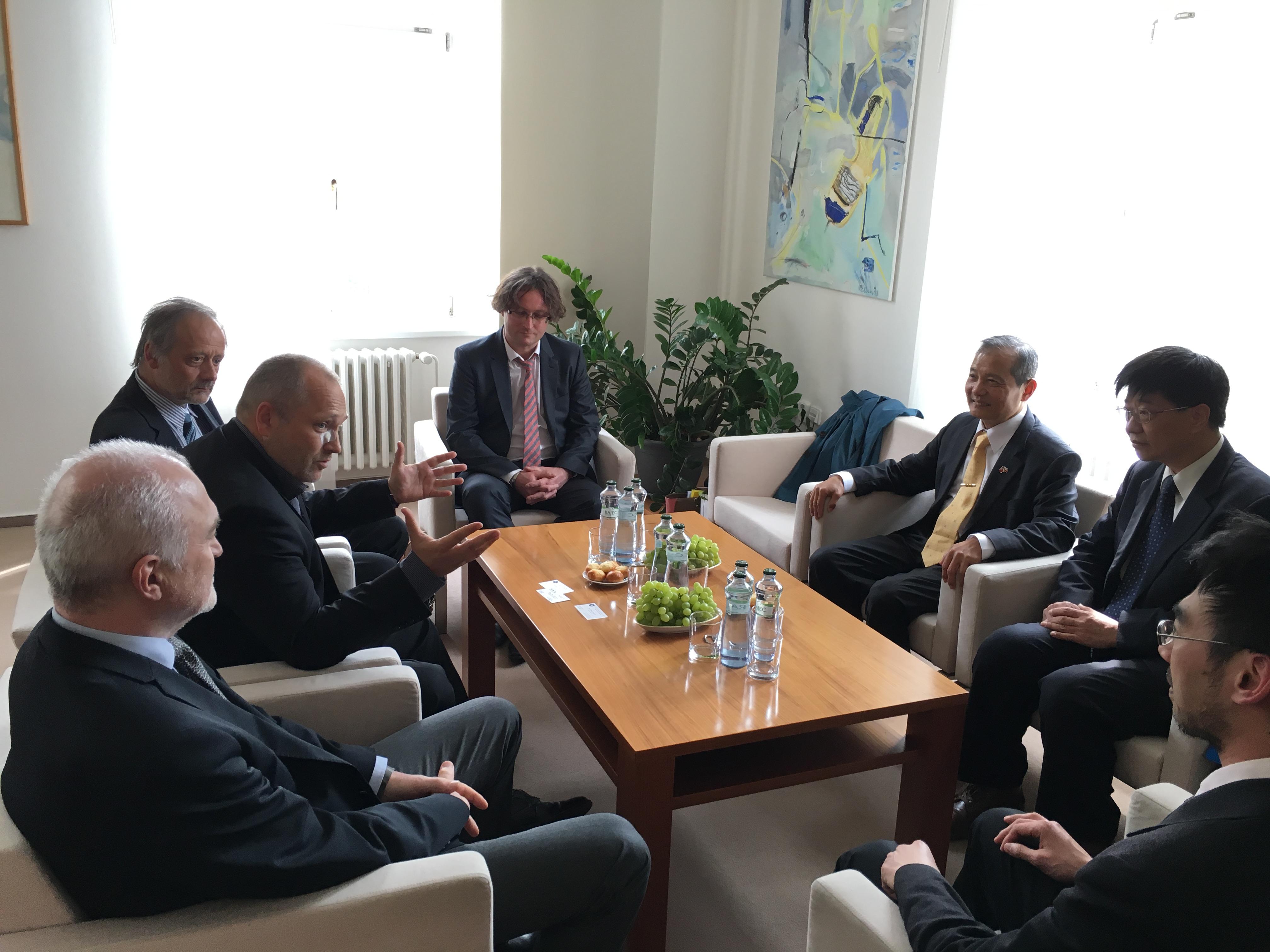 陸大使及本處同仁與馬薩里克大學副校長等座談