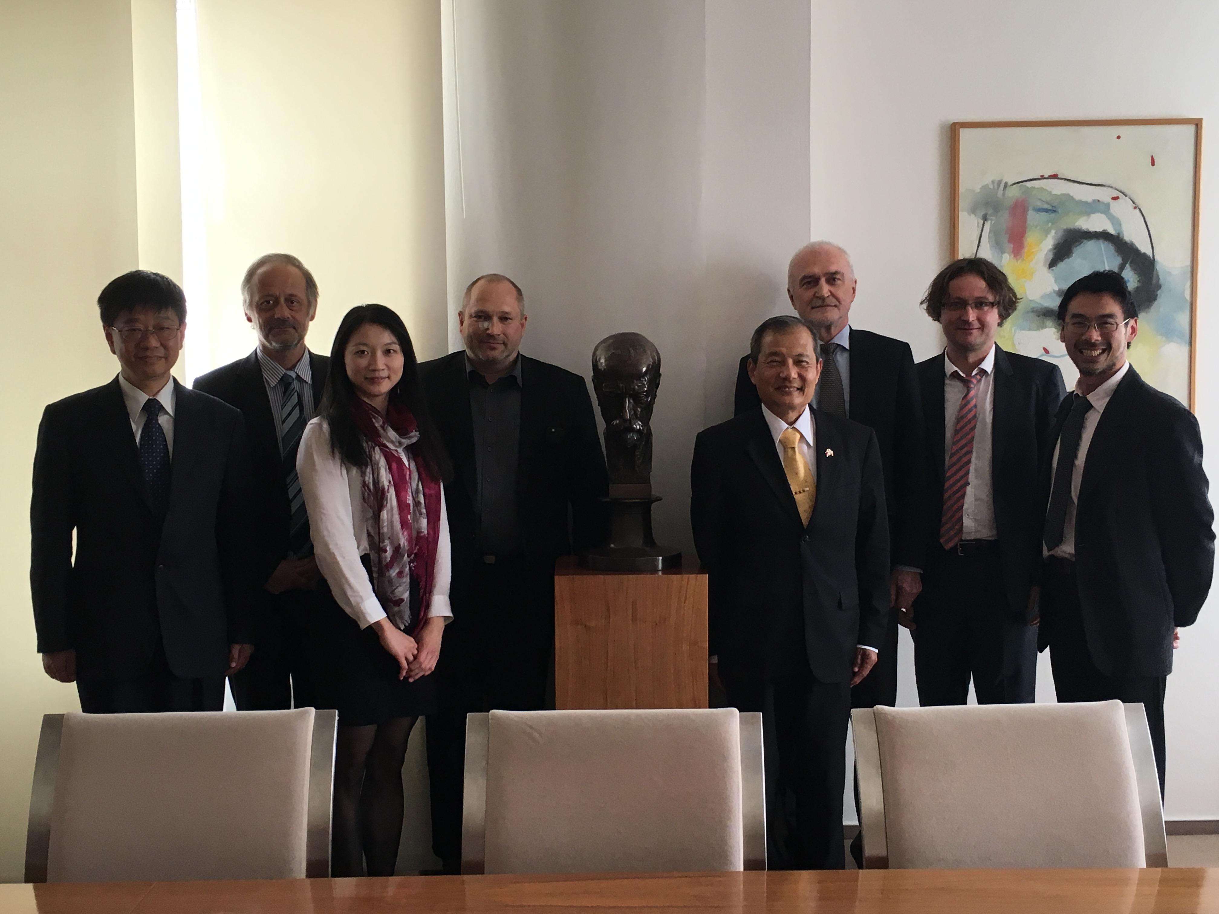 本處同仁與校方人員合影