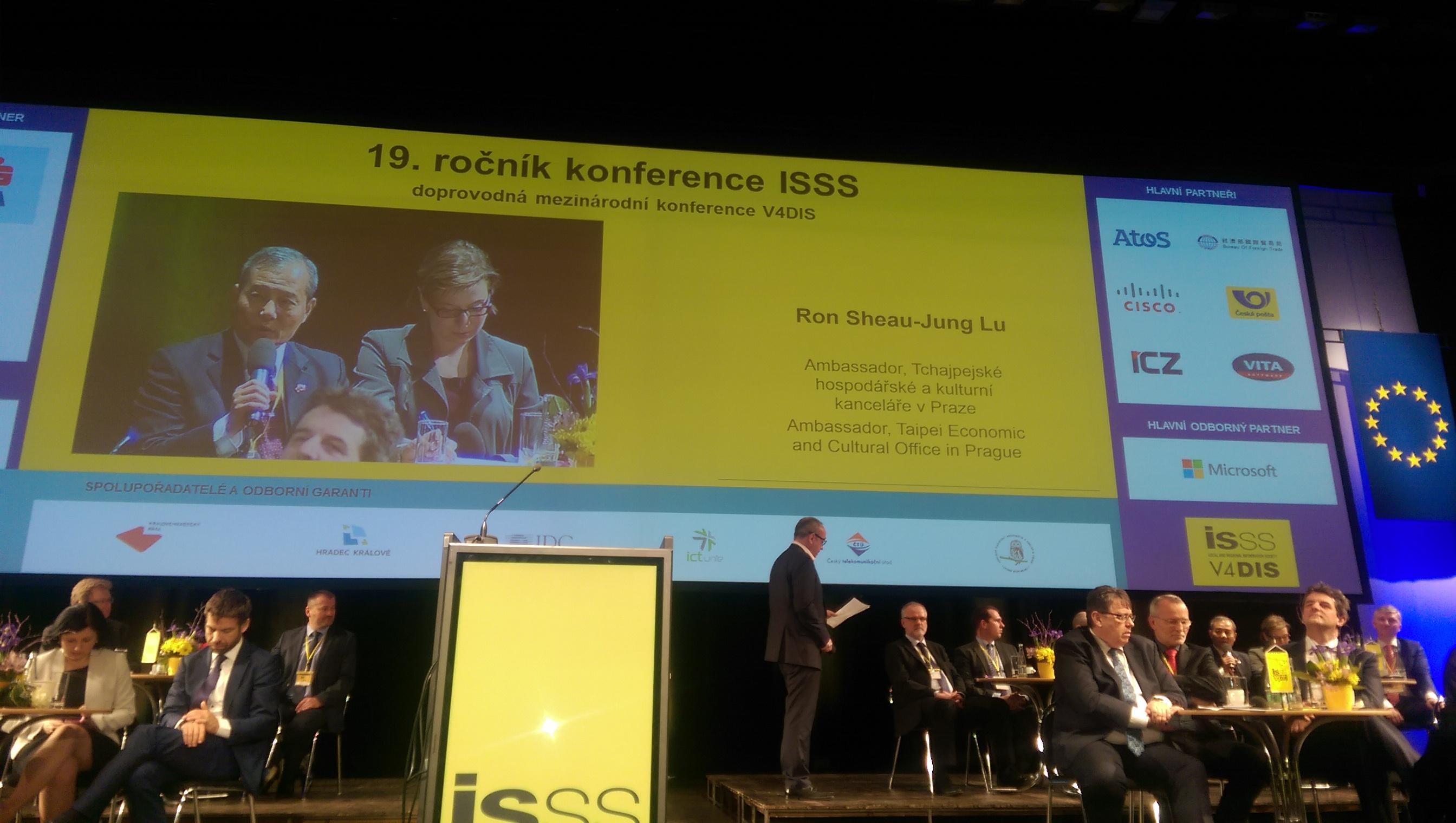 陸大使應邀於開幕式中接受訪談