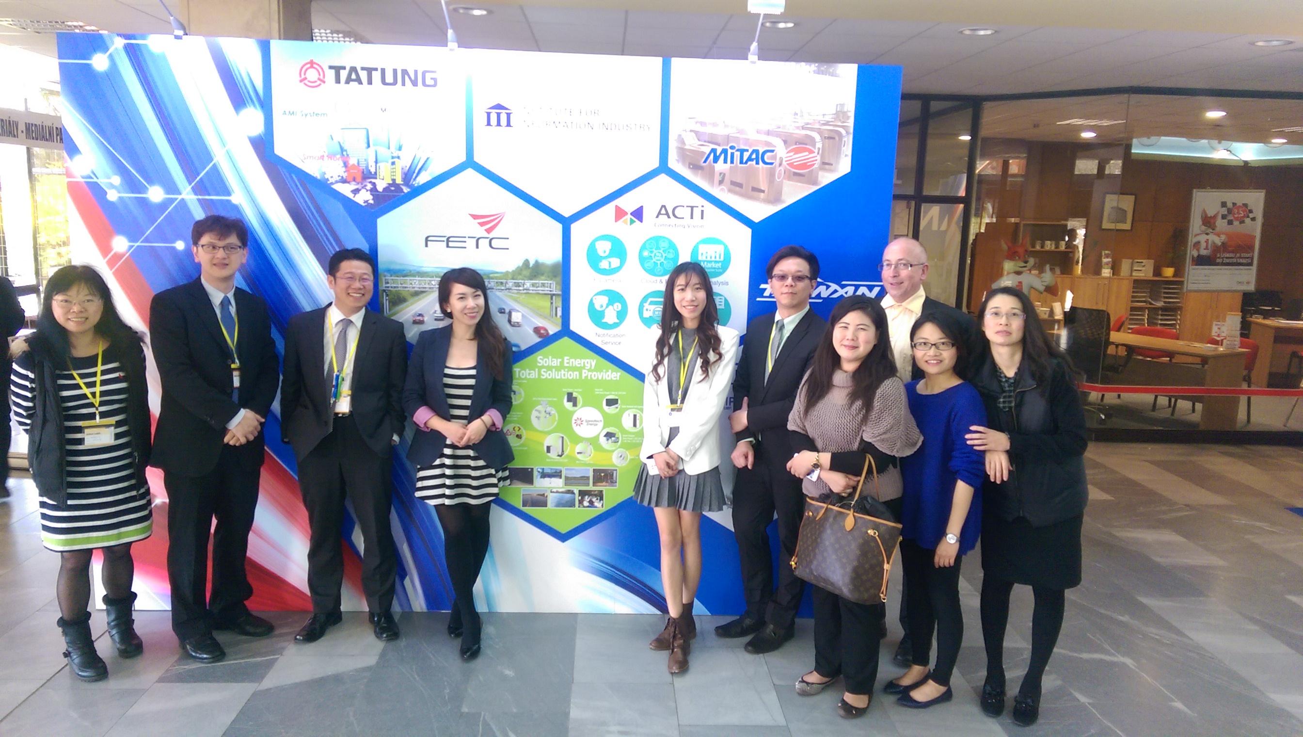 參團廠商於臺灣形象館專區前留影