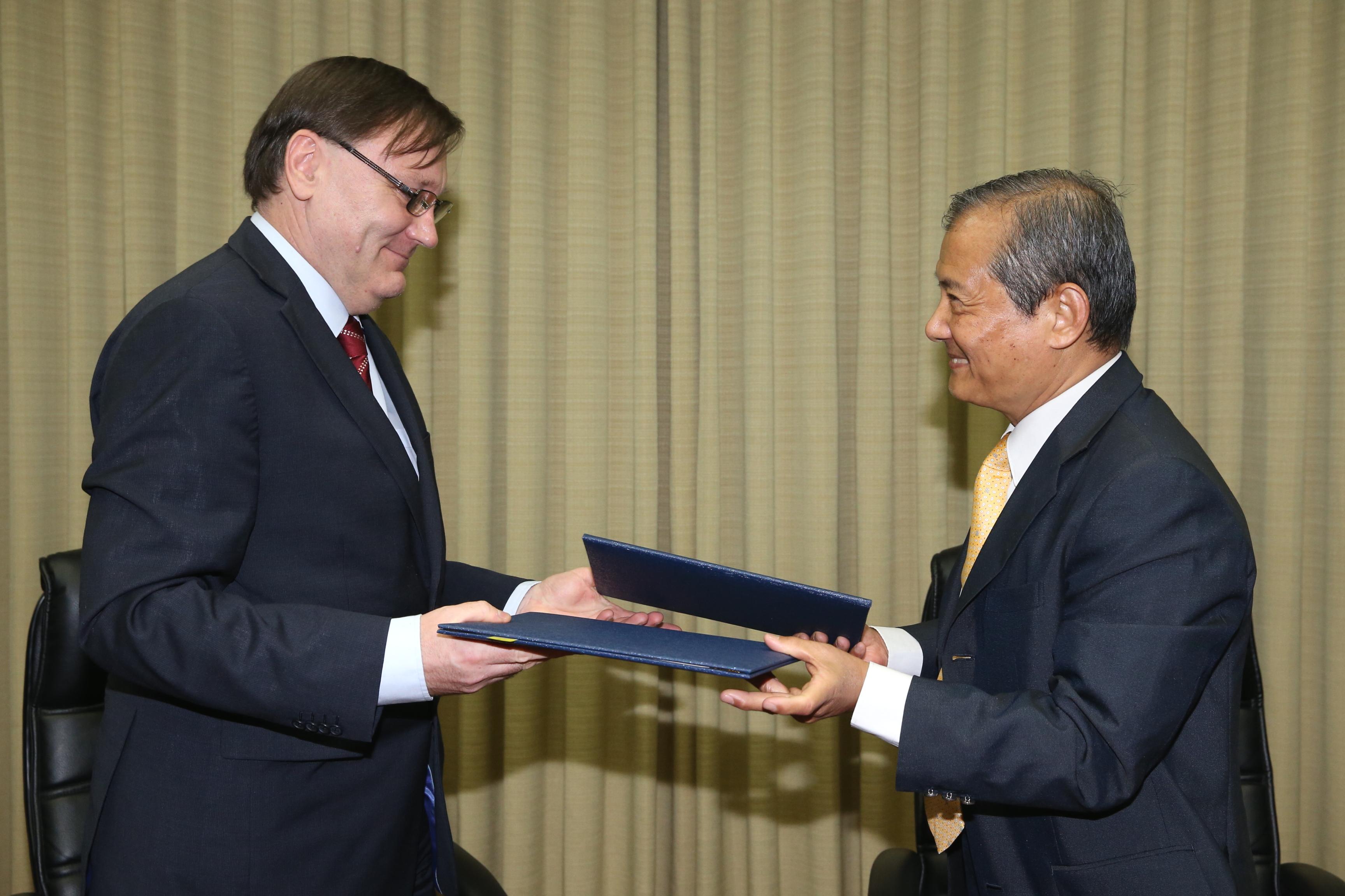 我駐捷克陸小榮代表及捷克駐華易禮哲代表（Václav Jílek）105年5月3日在外交部歐洲司高安司長及教育部國際及兩岸教育司楊敏玲司長見證下簽署教育合作共同聲明。