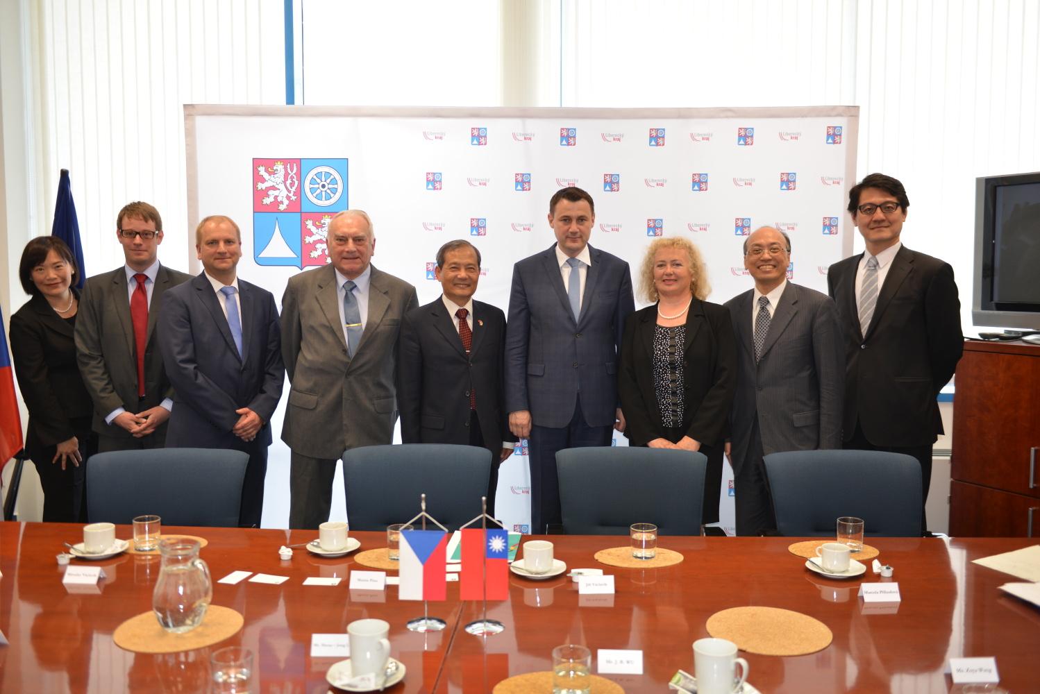 陸大使及本處同仁與Liberec省長Martin Půta等座談