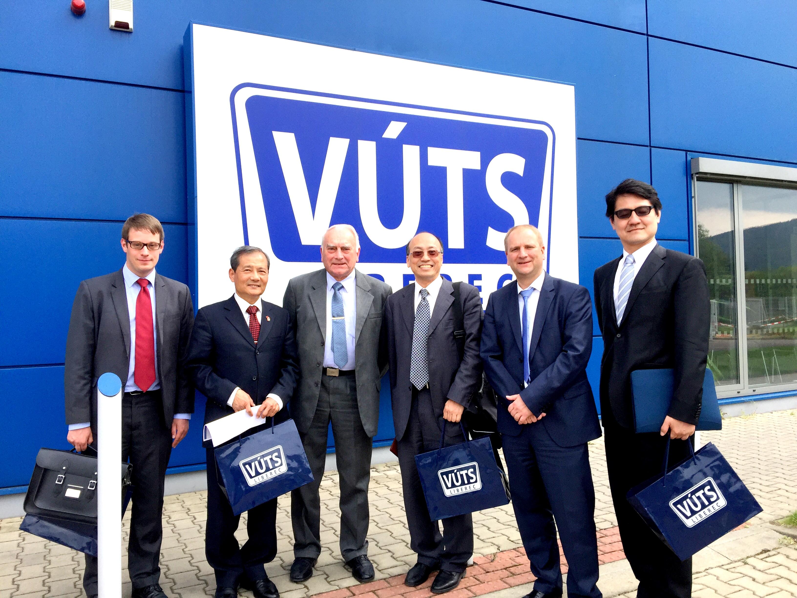 陸大使及本處同仁參觀VUTS公司並與董事長Miroslav Vaclavík等合影