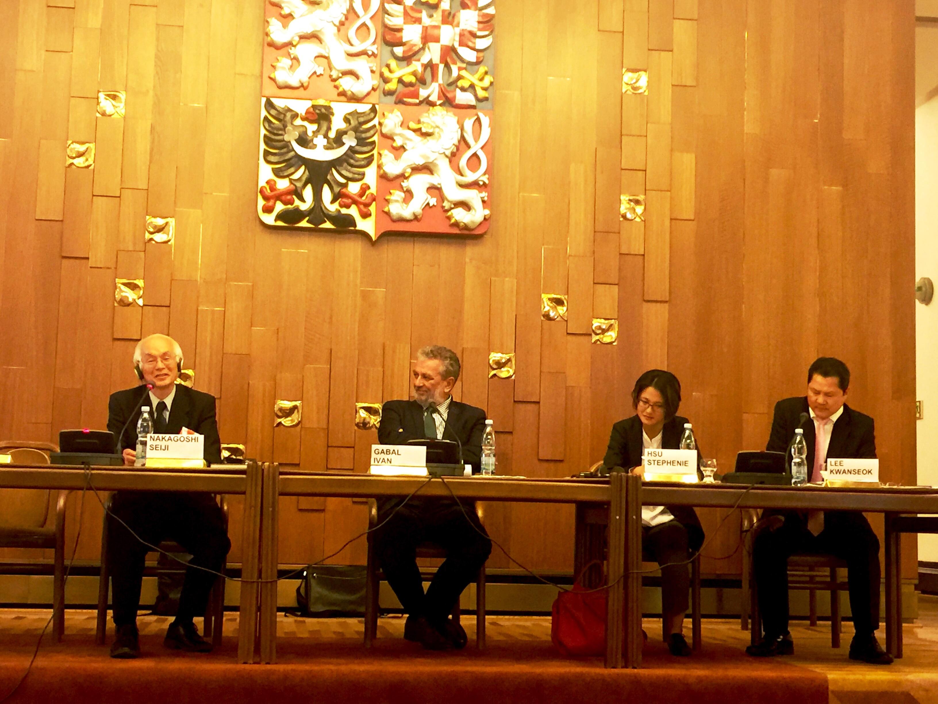 臺商會會長許婉容(右二)與捷克眾議員Ivan Gabal(左二)