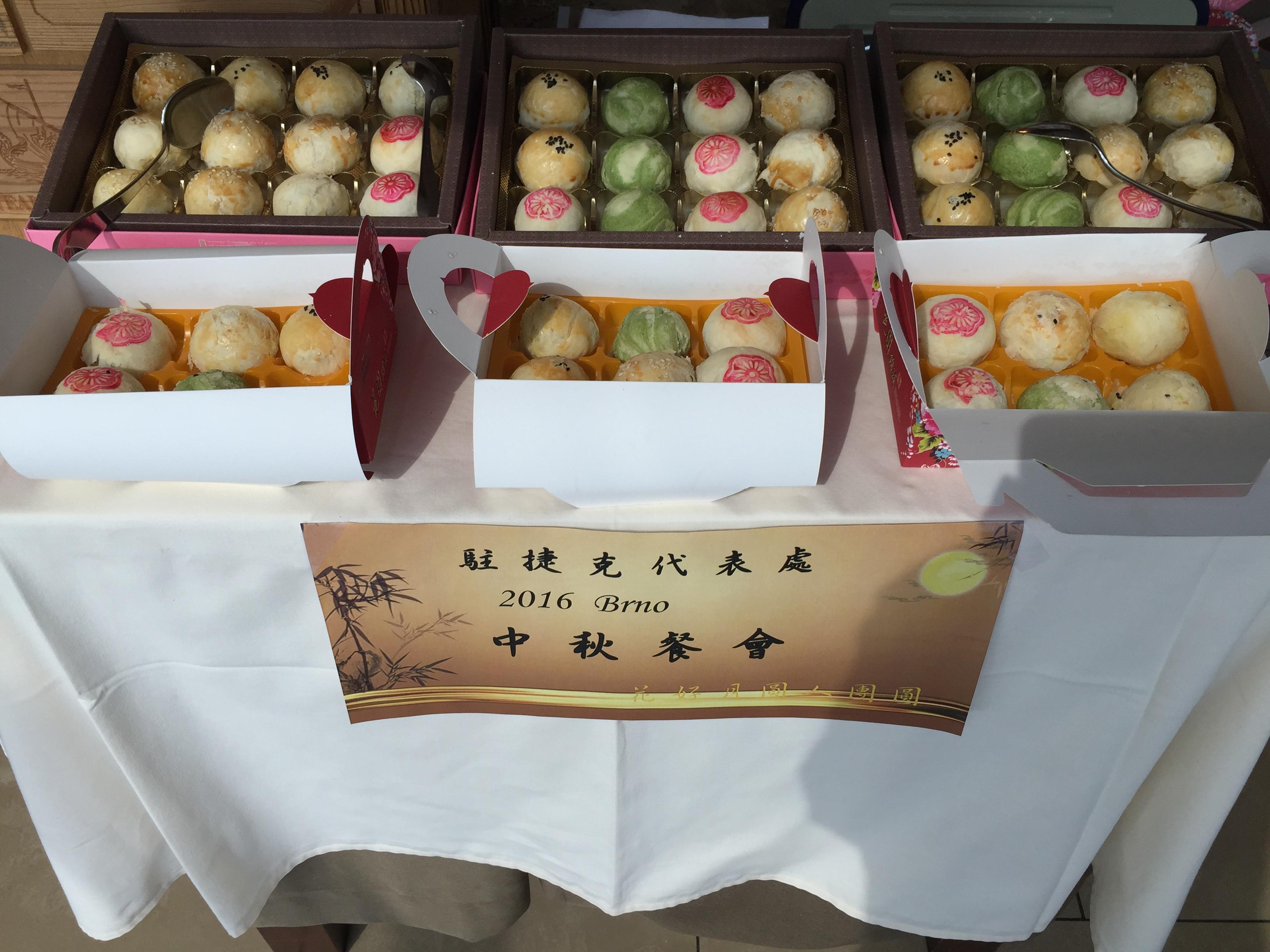 現場準備新鮮烘培的月餅 