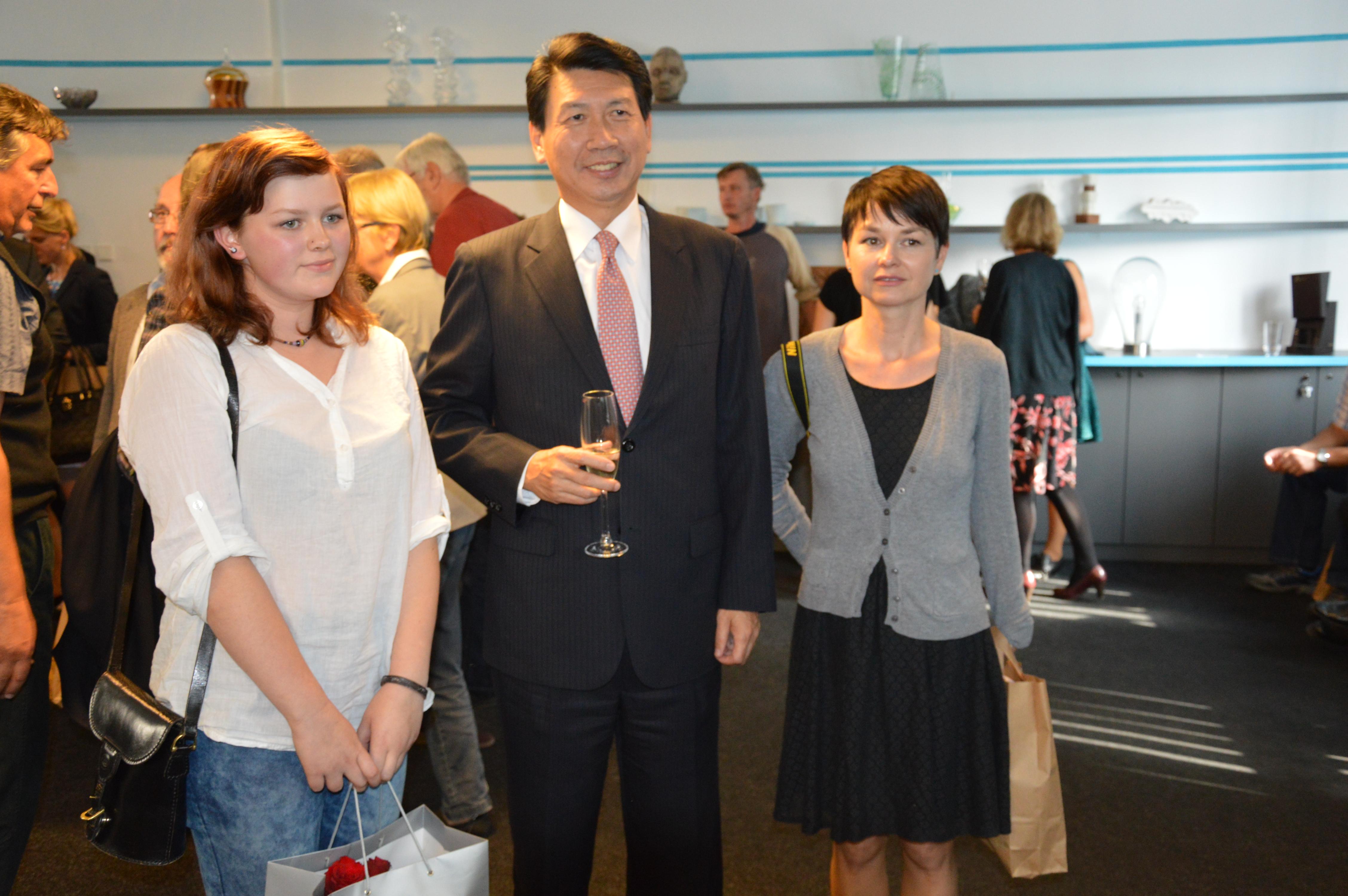 駐捷克代表處贈送製作雕塑作品「家庭」的捷克學生台灣精品法藍瓷