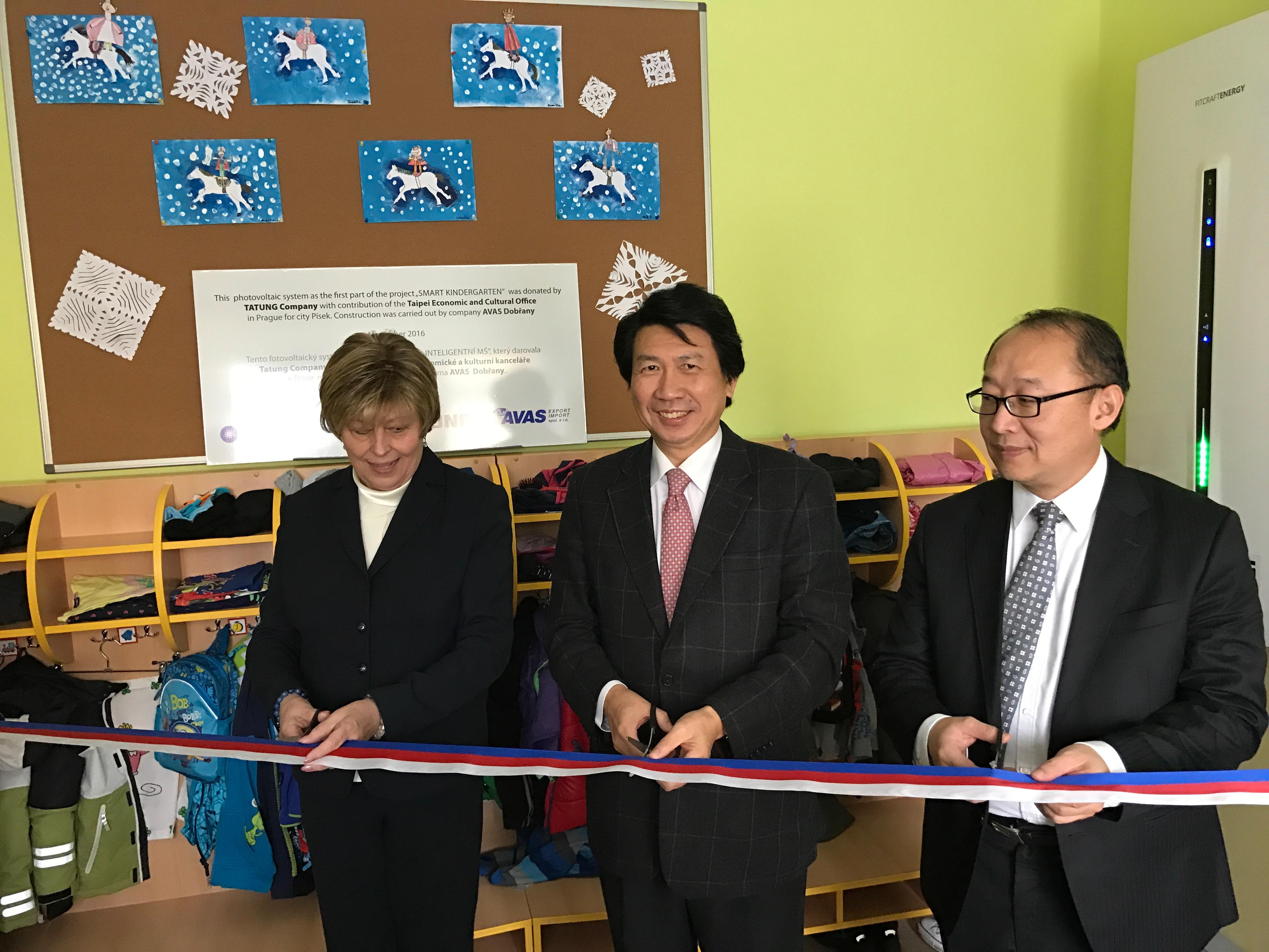  汪代表與皮賽克市長Eva-Vanzurova及捷克大同公司總經理范姜為靖剪綵