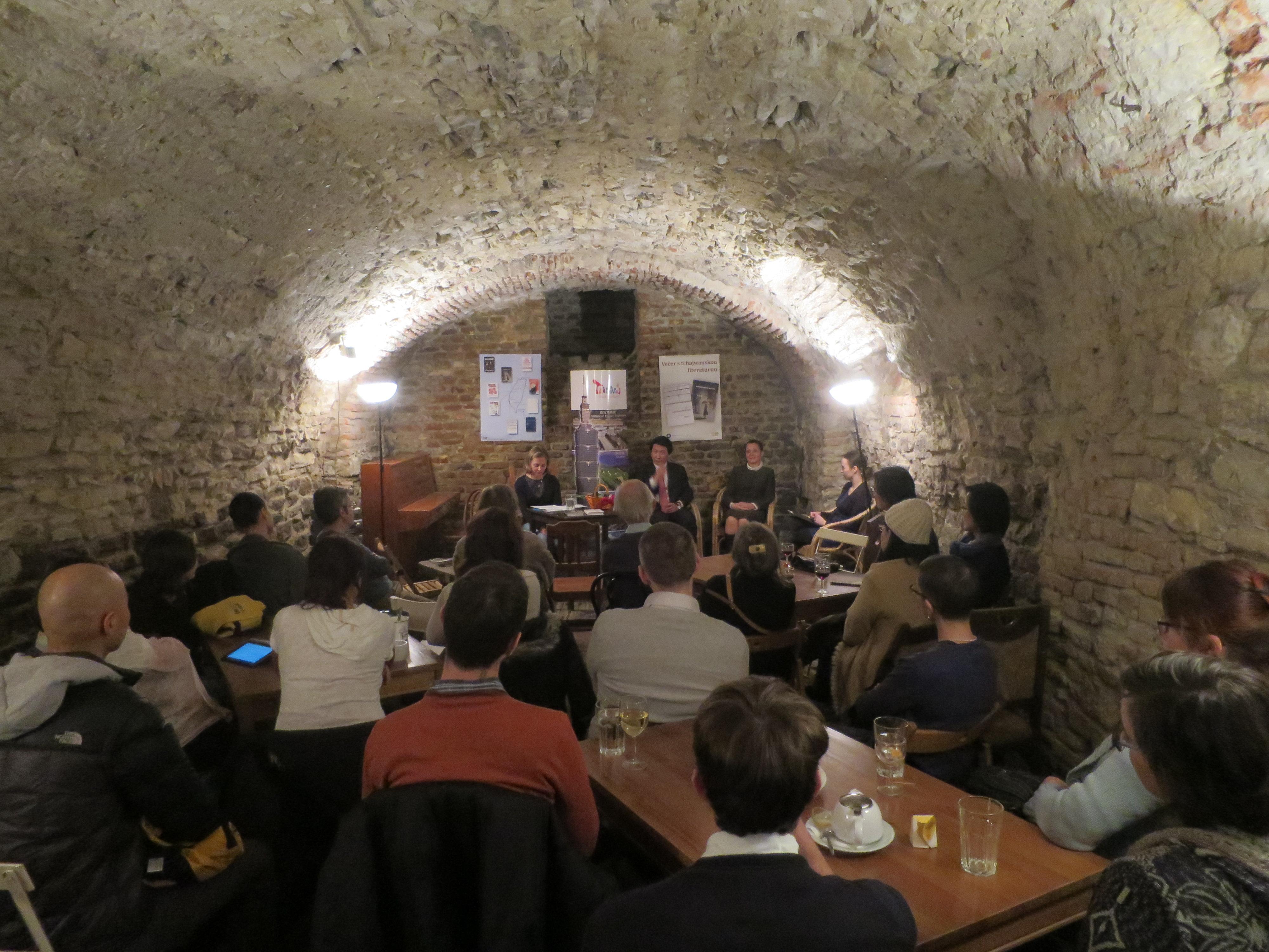 台灣文學新書發表會現場氣氛熱烈溫馨。