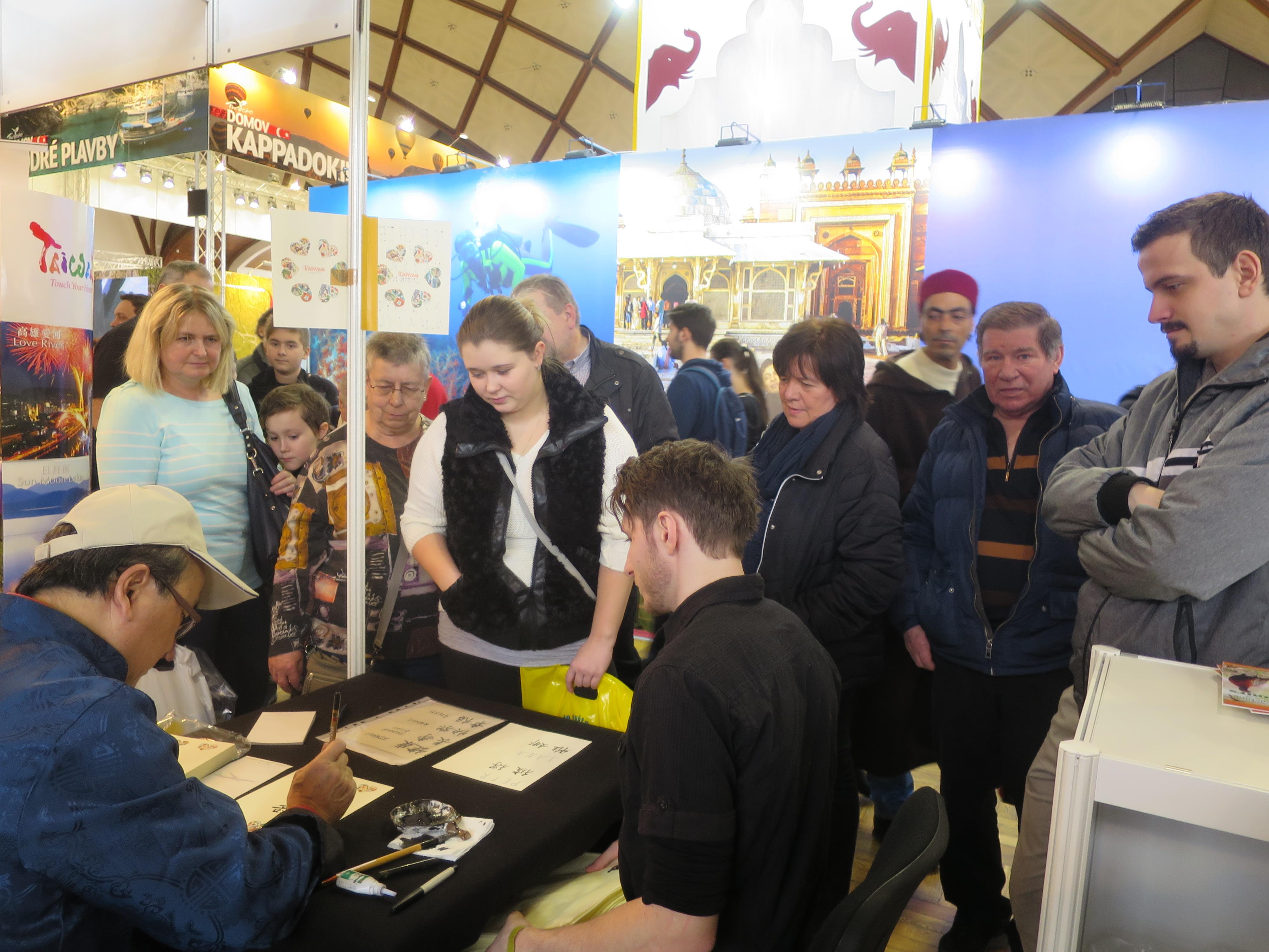 2月16日至19日書法老師為捷克民眾書寫中文名吸引群眾排隊