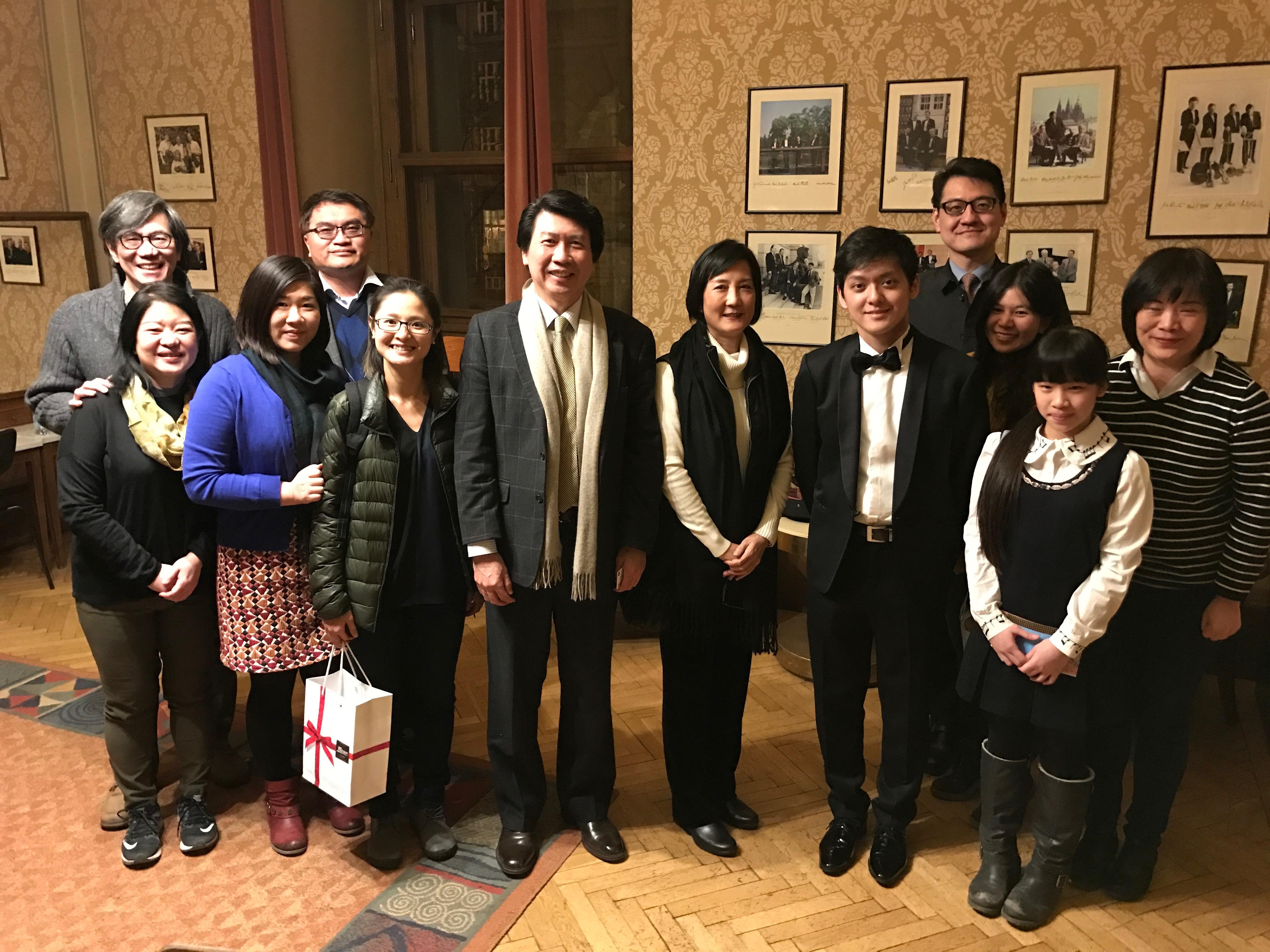 汪大使暨夫人偕同臺商會許會長、代表處員眷等2月8日與曾宇謙合照