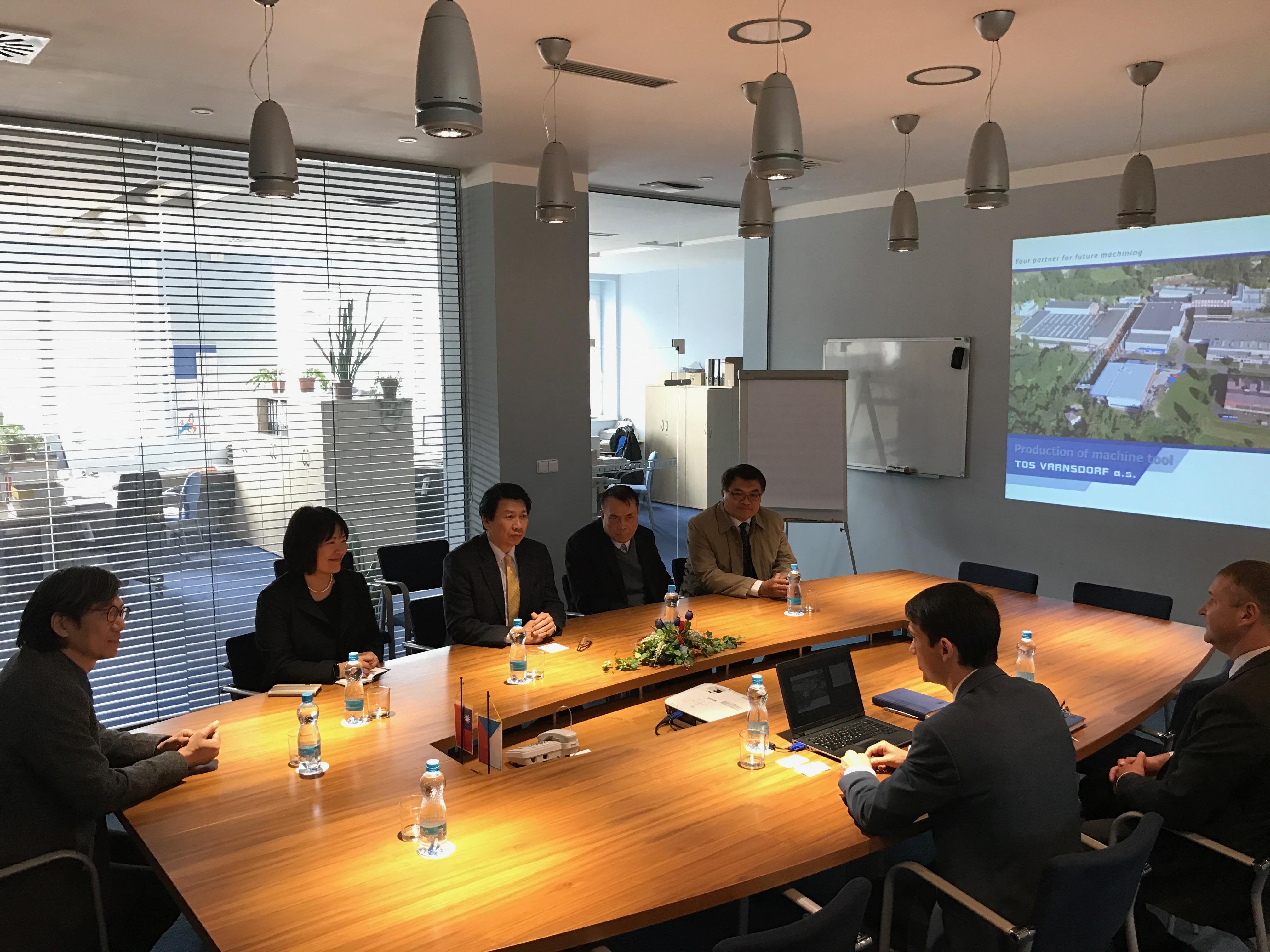 汪大使及同仁2月24日聽取TOS Varnsdorf公司總經理Jan Rydl簡報