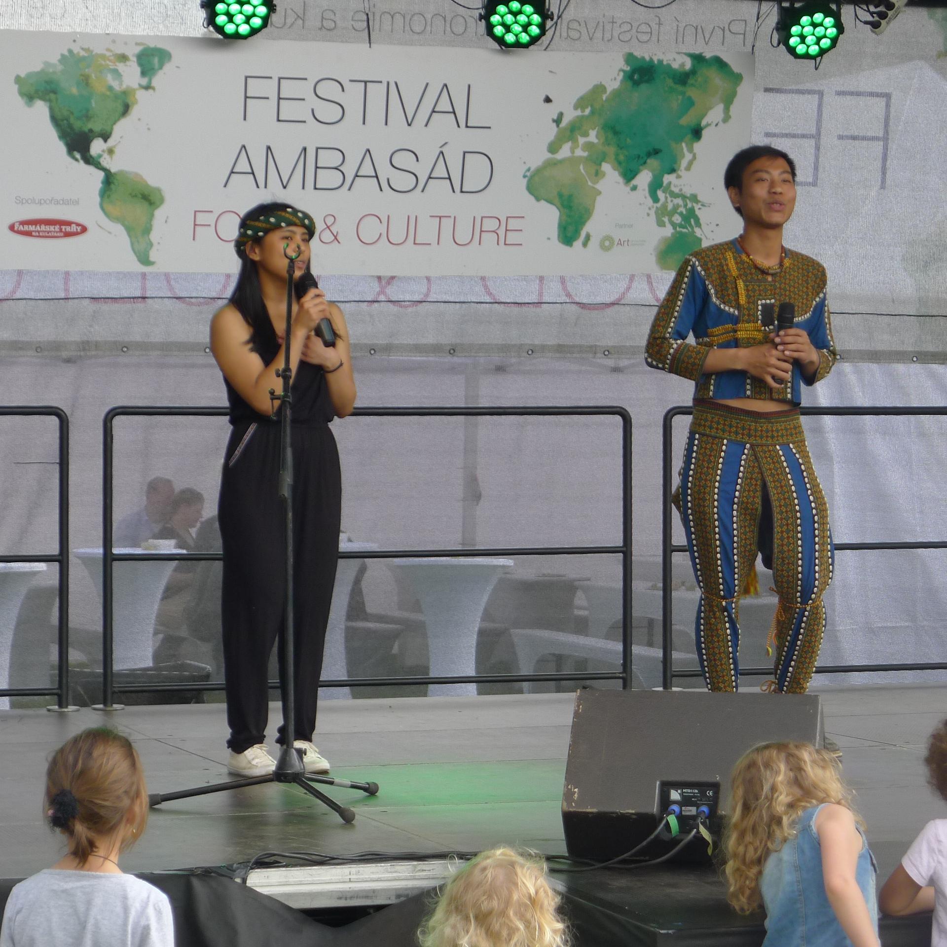 台灣留捷交換生5月13日在外交團美食文化節演唱原住民歌曲