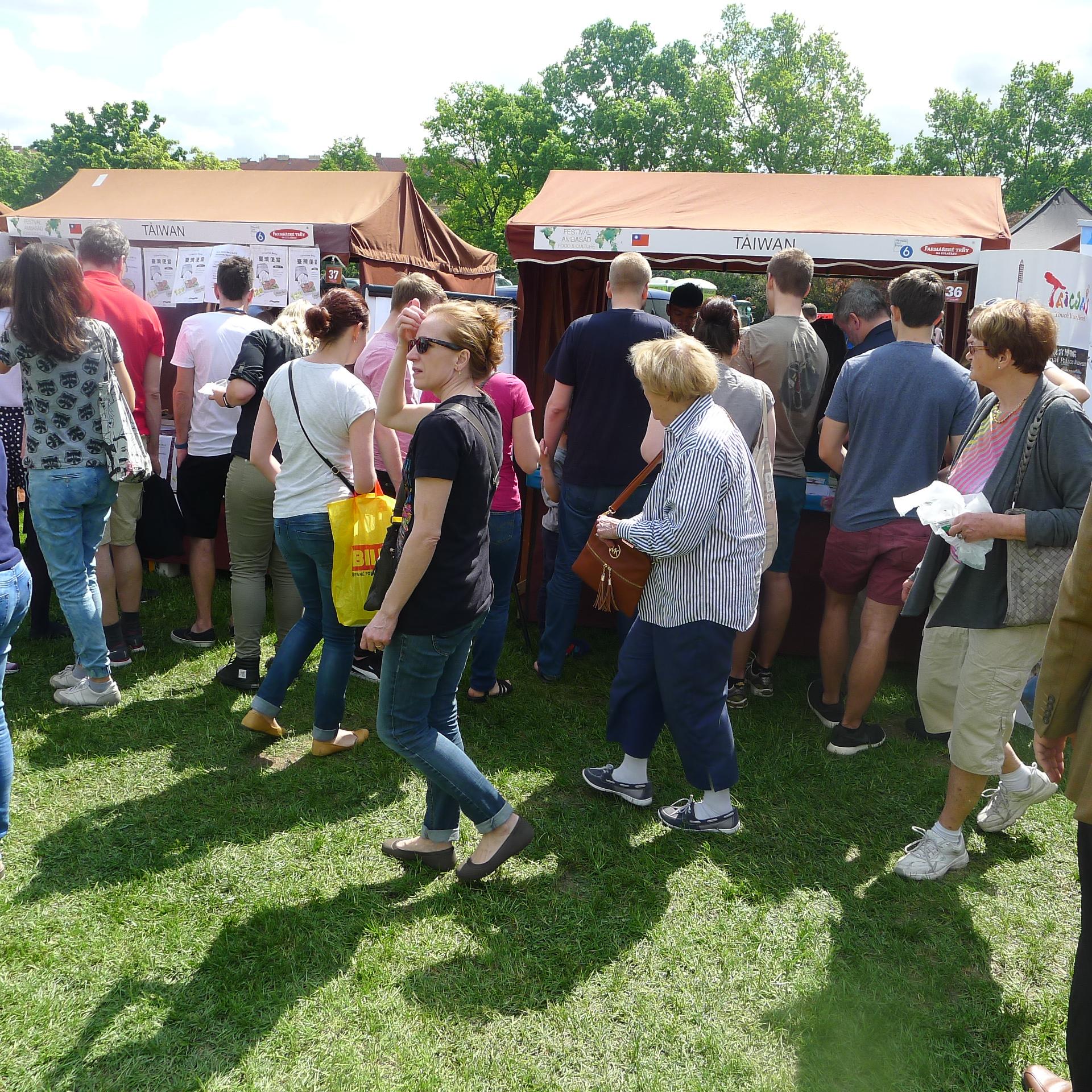 捷克外交團美食文化節5月13日台灣攤位民眾圍觀嘗鮮