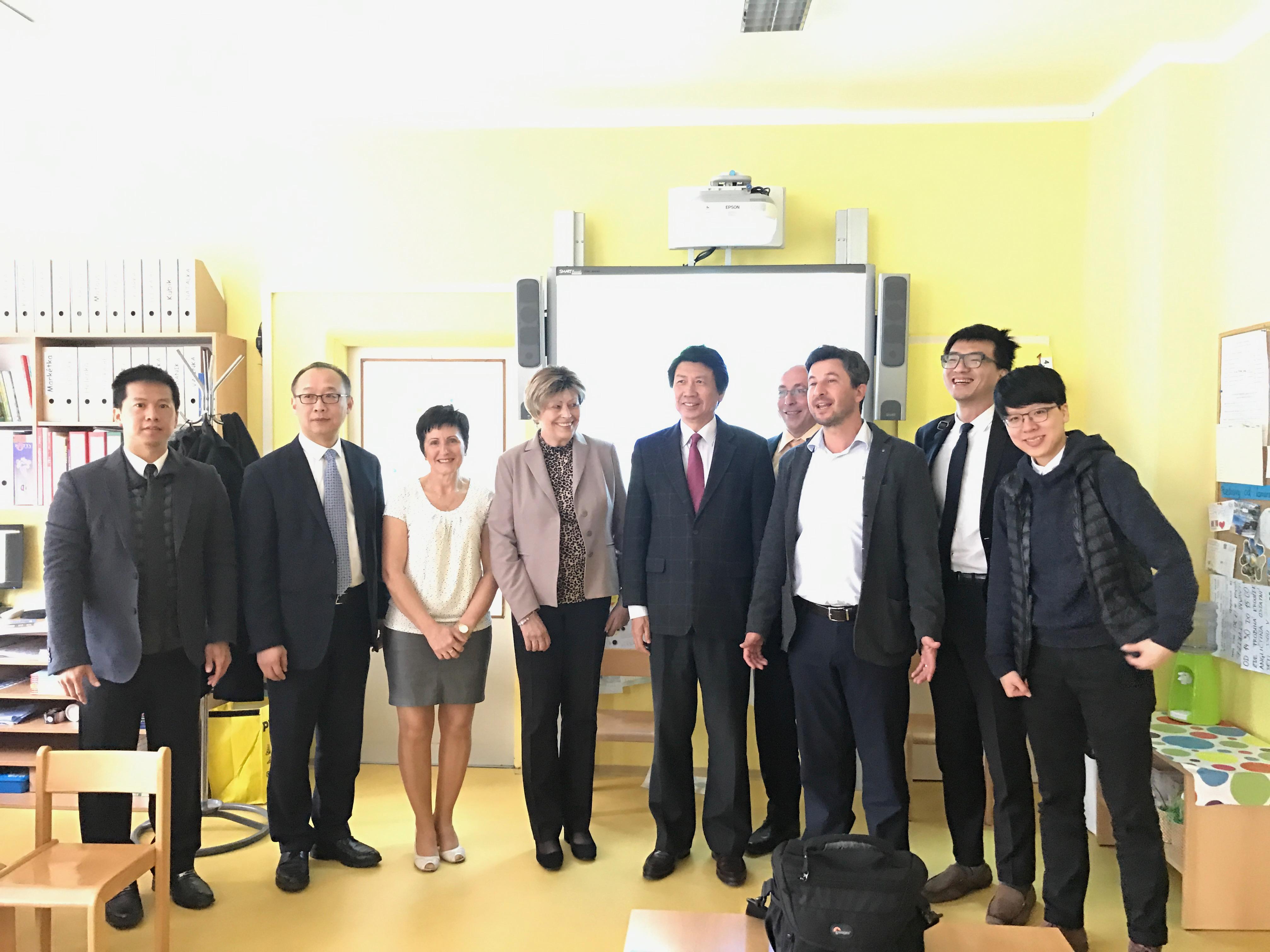 汪大使4月20日與Pisek市長Vanzurova及副市長Knot等合影