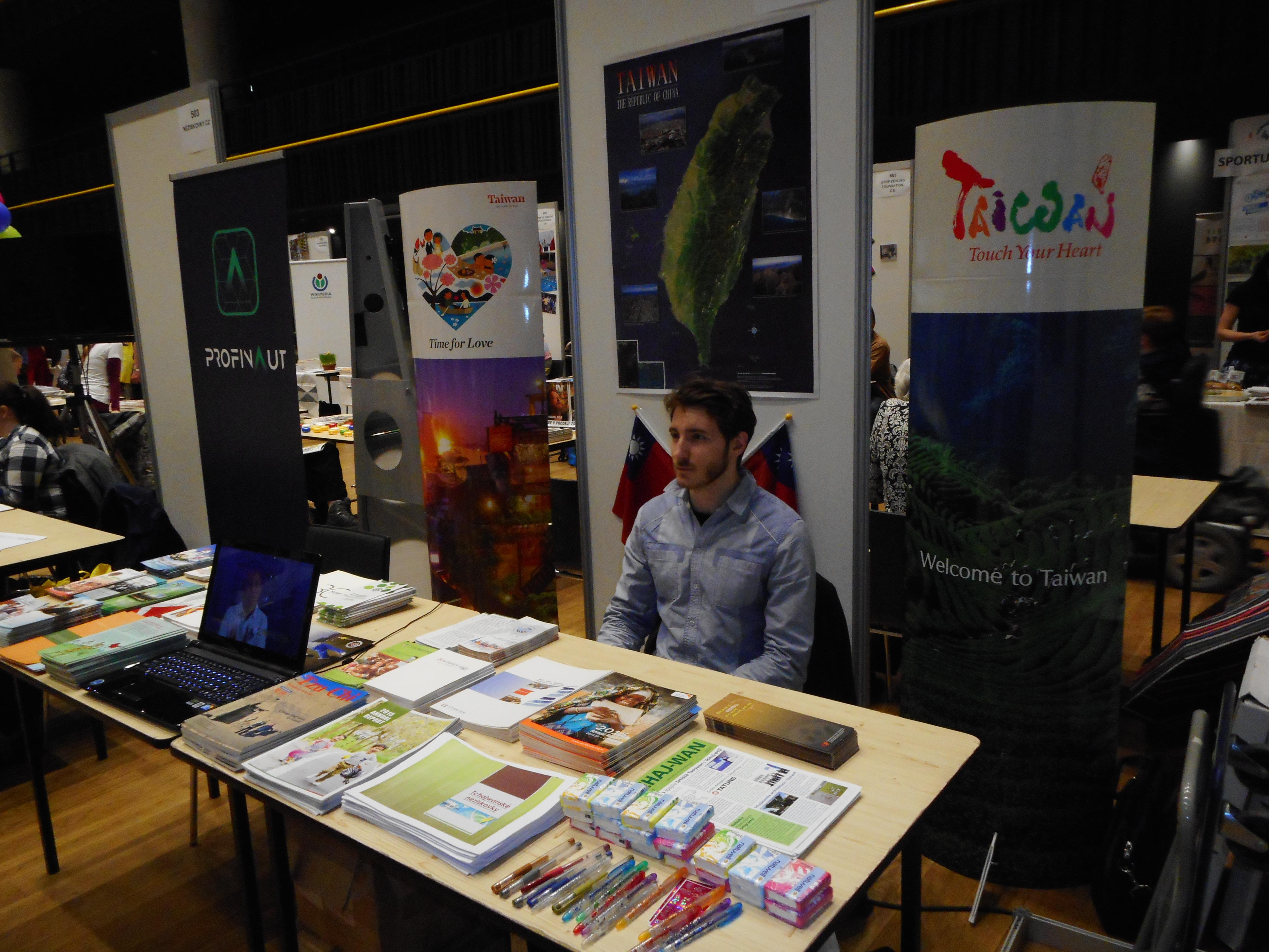 駐捷克代表處4月12日參與公元兩千論壇NGO市場之攤位