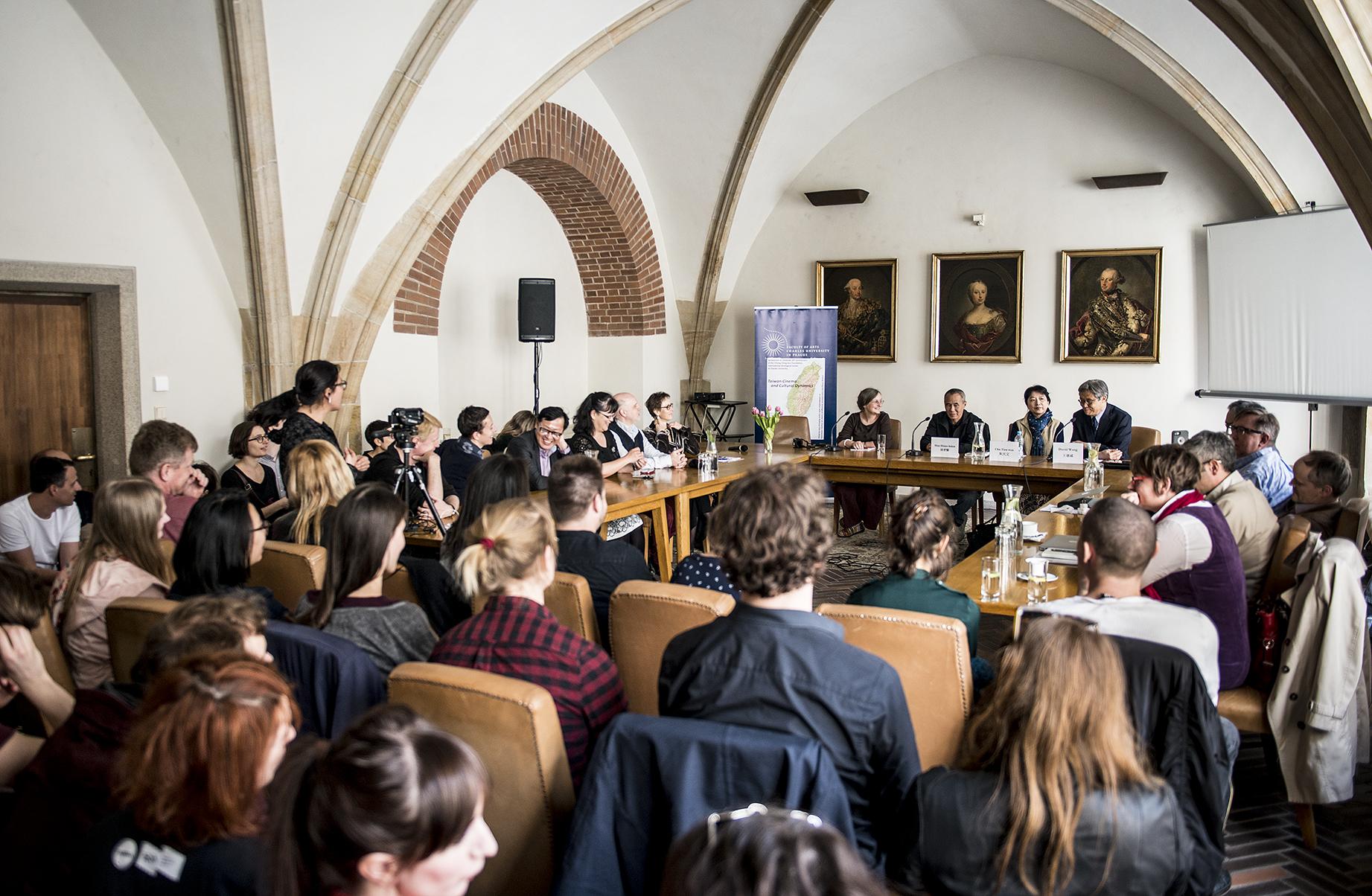 侯孝賢導演5月2日出席台灣及侯孝賢電影與文學研討會，吸引捷克國立電影學院師生參加討論。