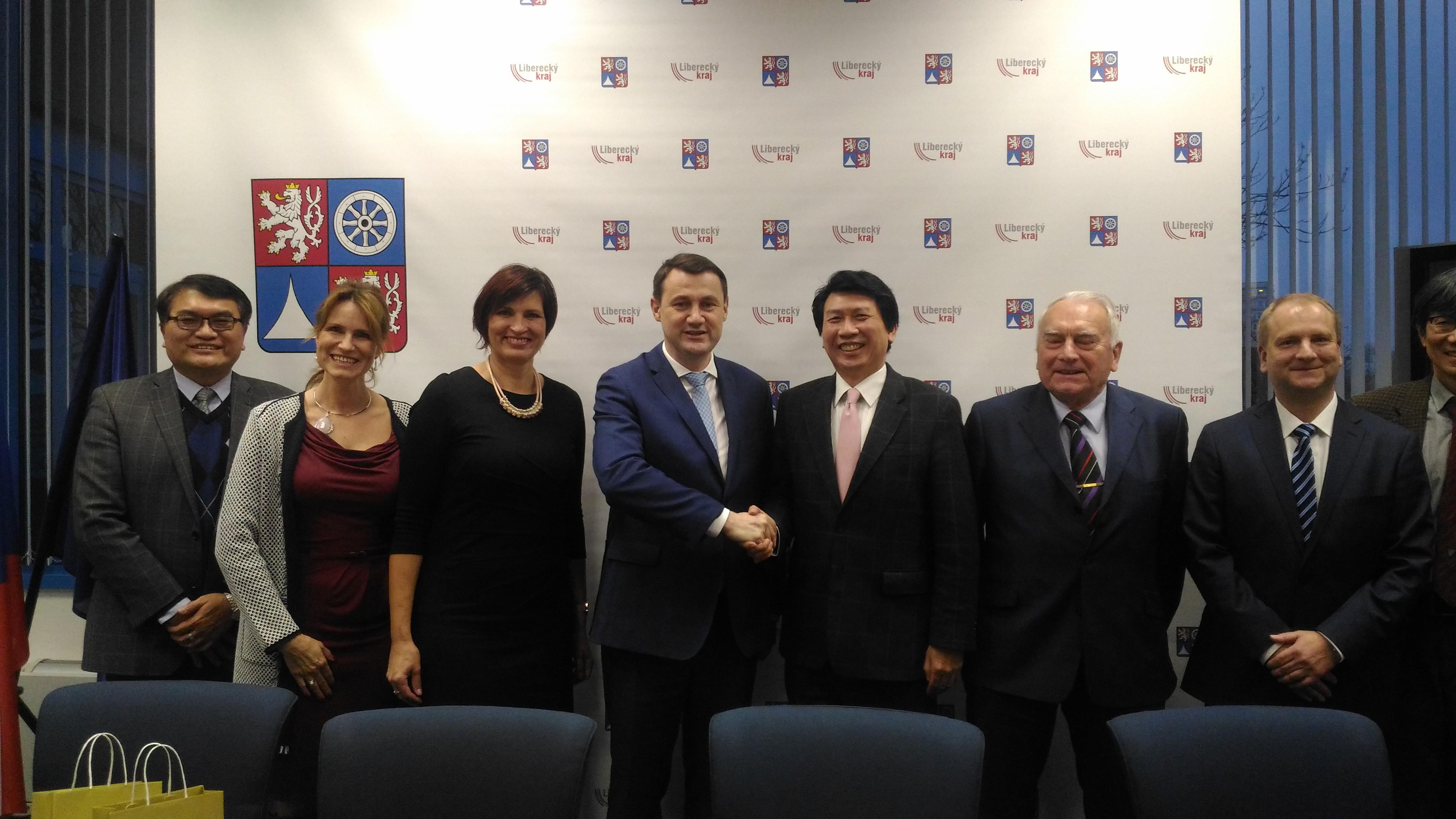 汪大使與利省委員Kotasova(左二)、副省長Volfova(左三)、省長Půta(左四)、VUTS董事長Václavík(右二)合影