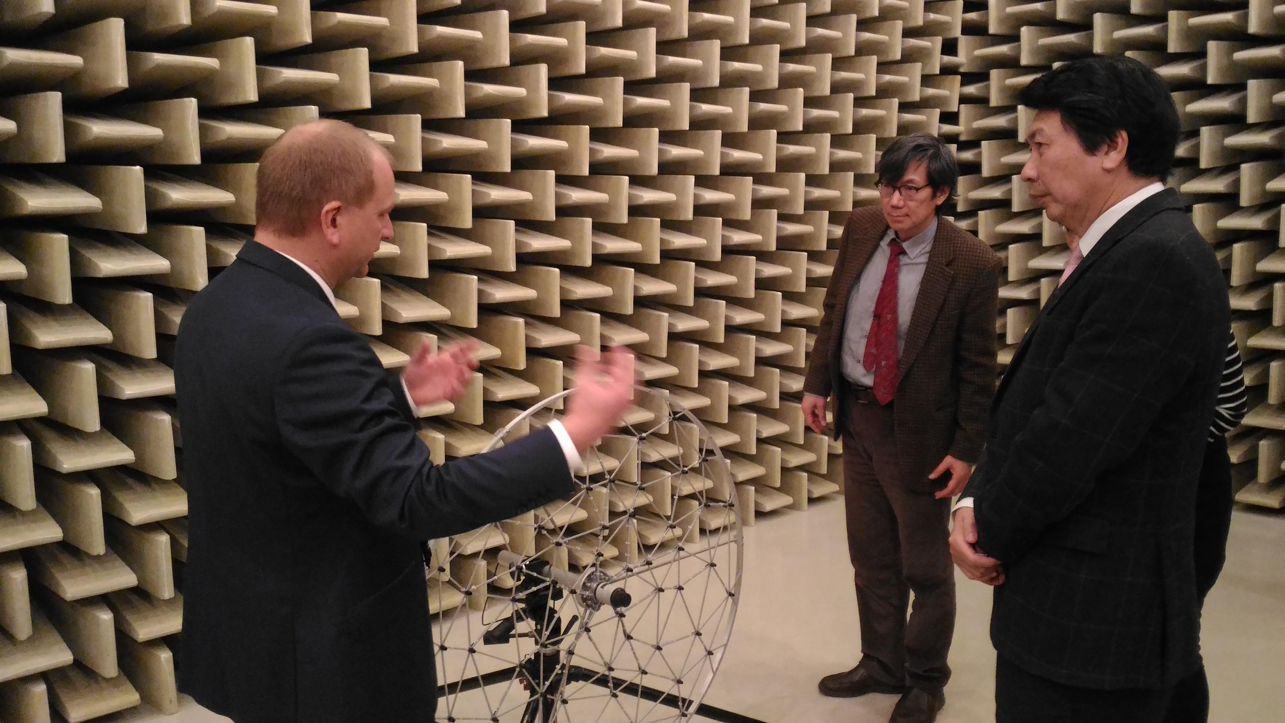 汪大使參觀利省VÚTS紡機機械公司